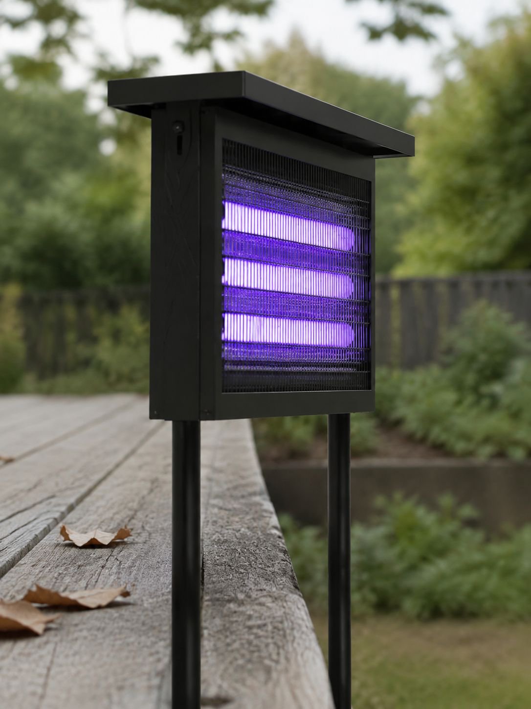 Lámpara antimosquitos solar iluminando una terraza al aire libre