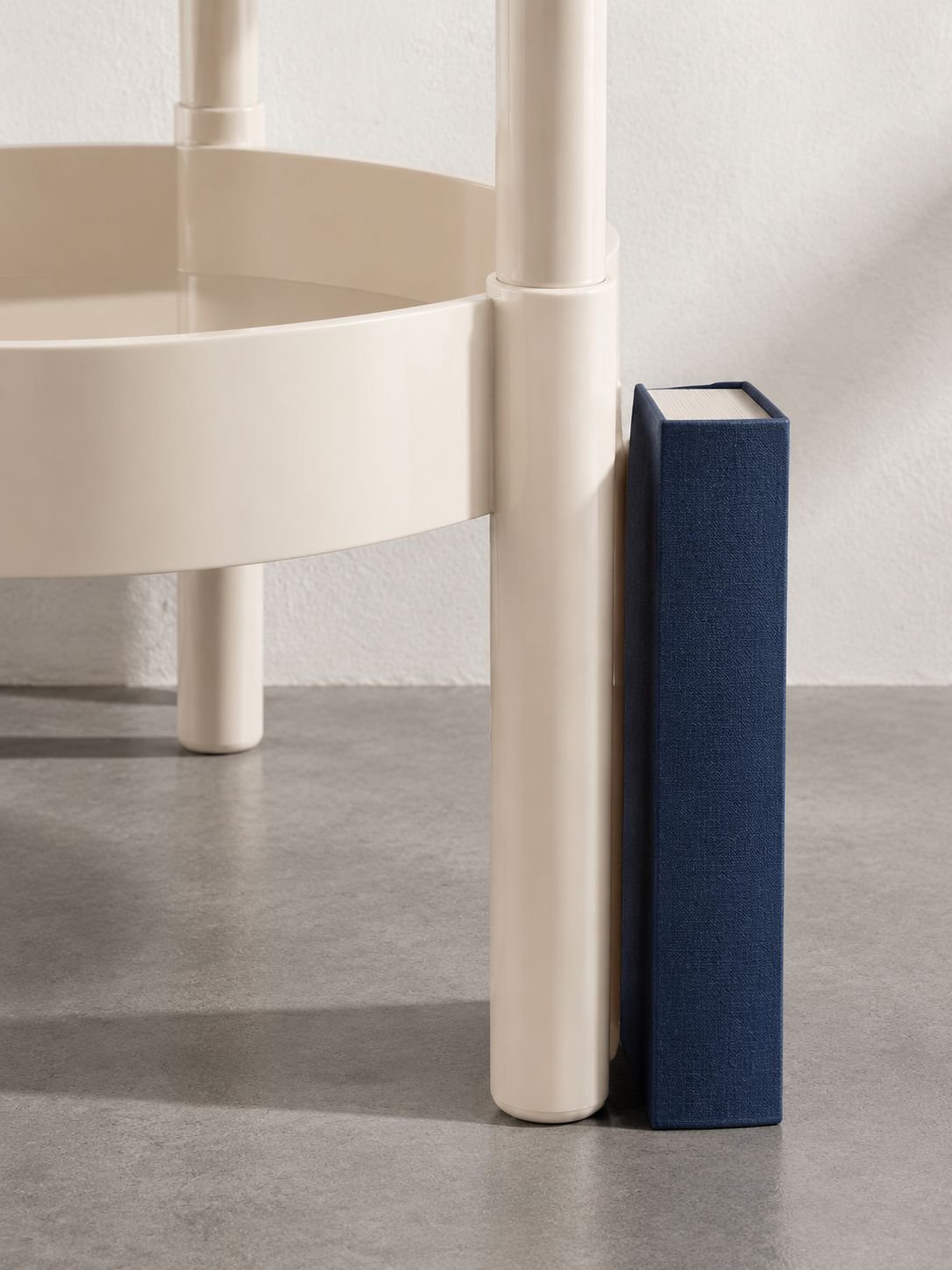 Kleiner Tisch für Bücher und Getränke