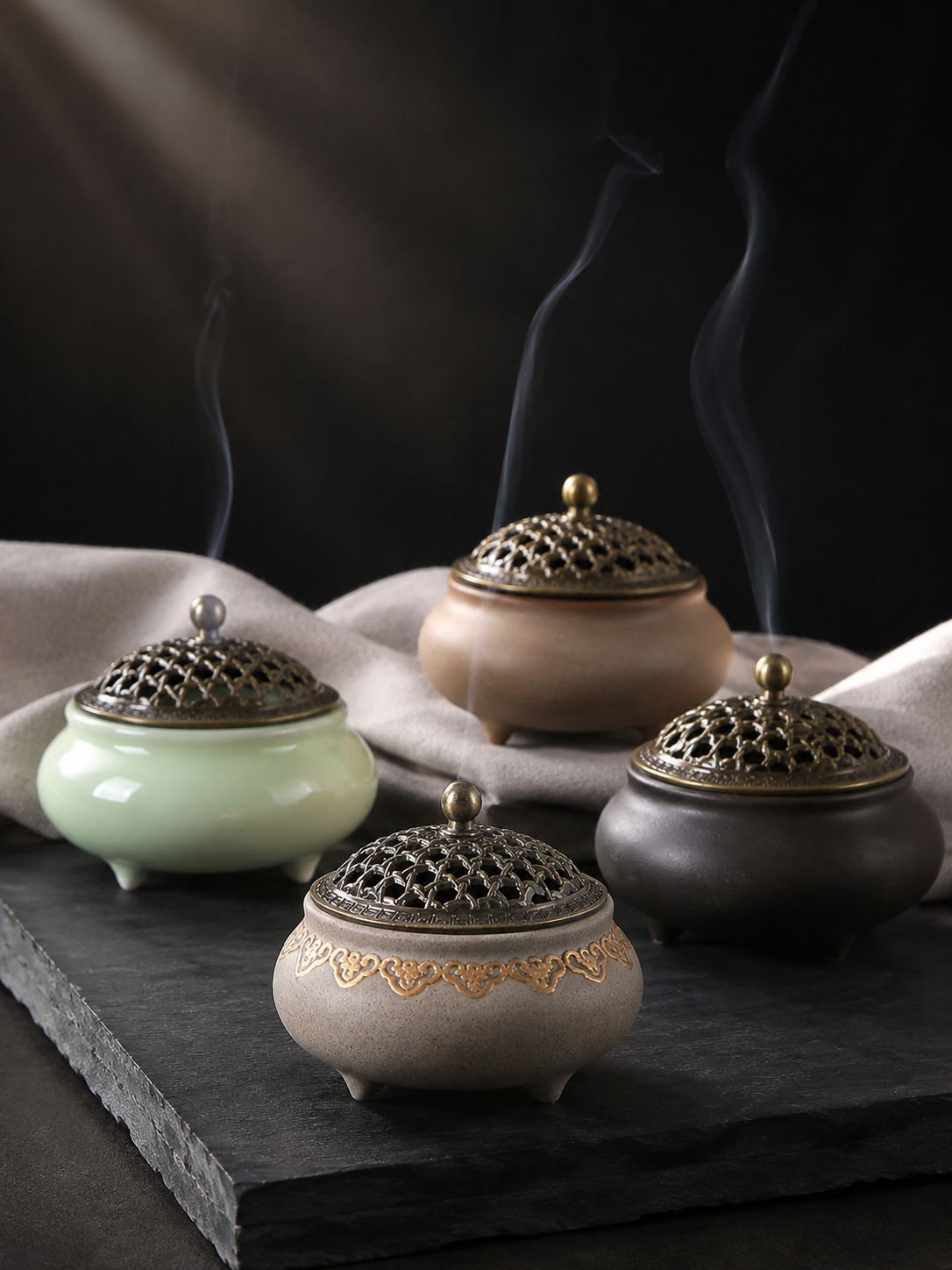 Support d'encens en céramique dorée pour ambiance zen intérieure