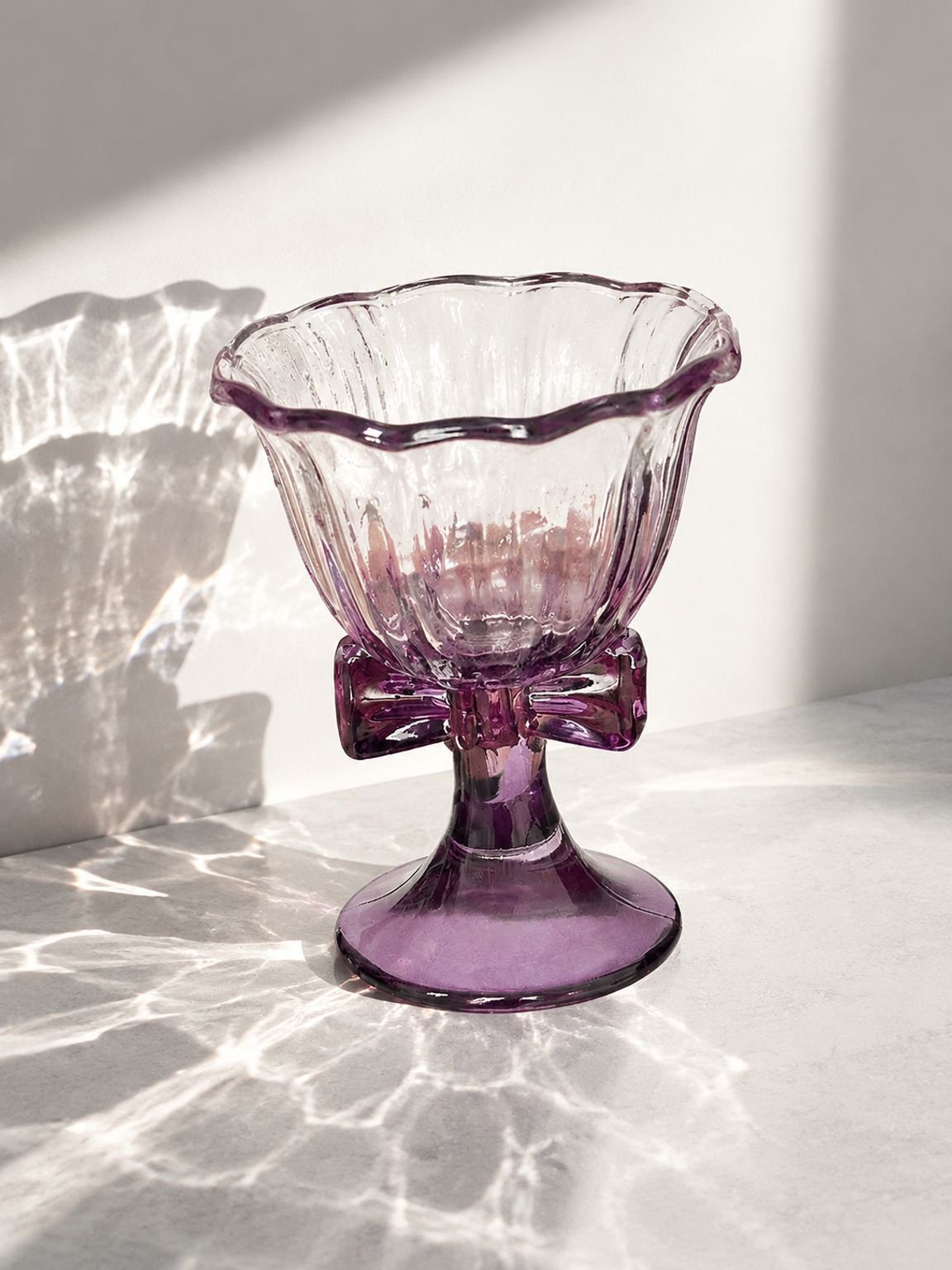 Copa de vino original con adorno de lazo púrpura