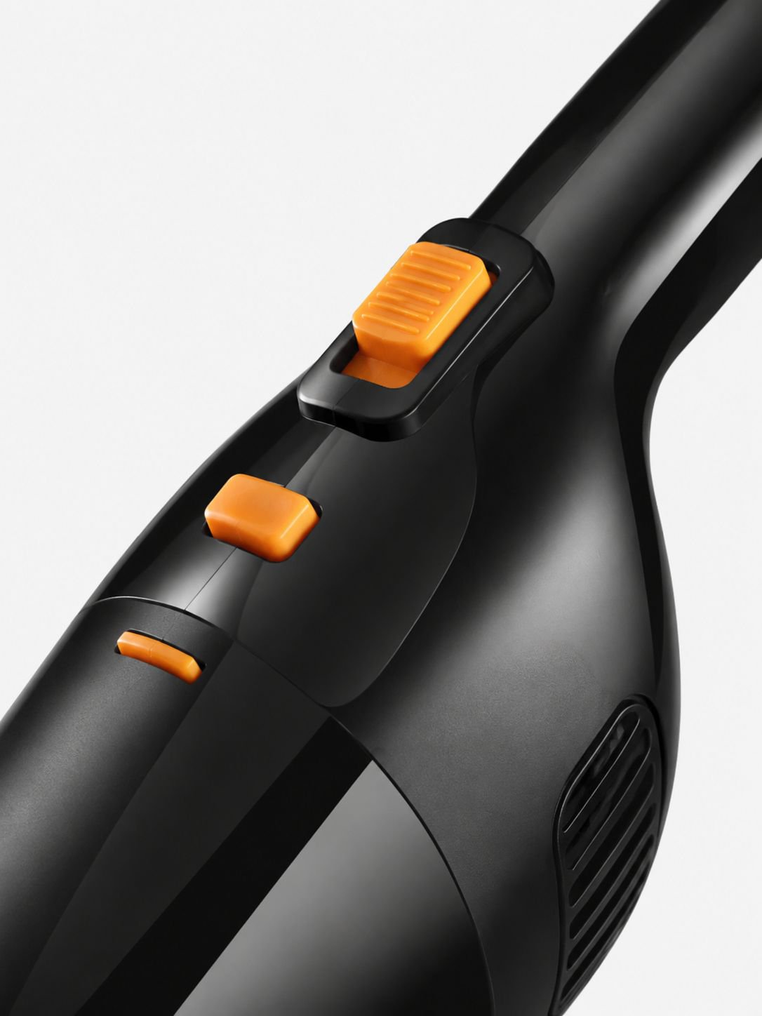 USB充電式の車用掃除機の使用シーン