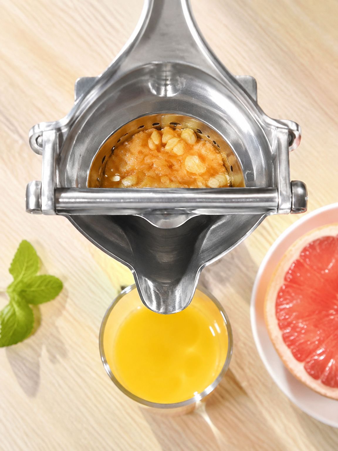 Portable orange and lemon juicer kitchen tool