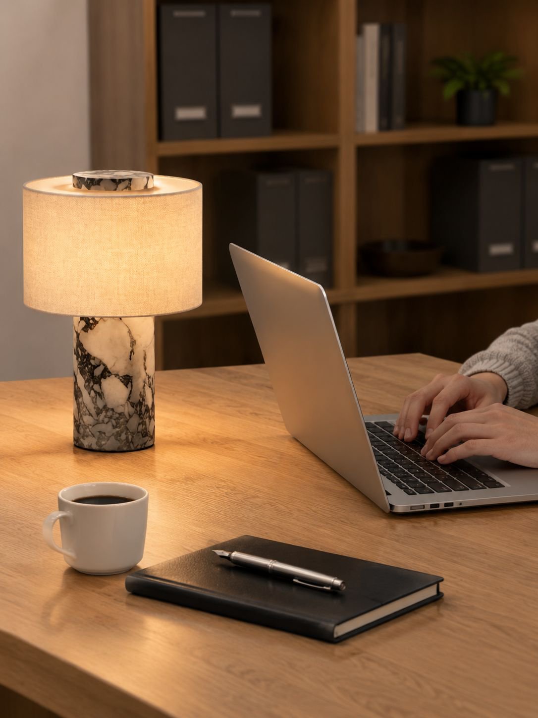 Detailaufnahme des Marmorsockels der Tischlampe