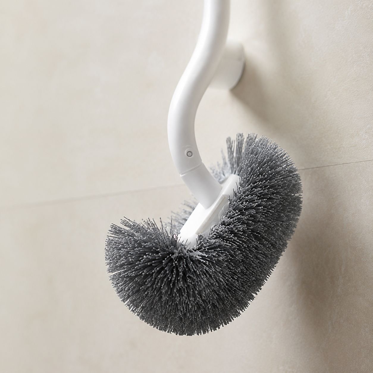 頑固な汚れを落とすトイレブラシ魔法