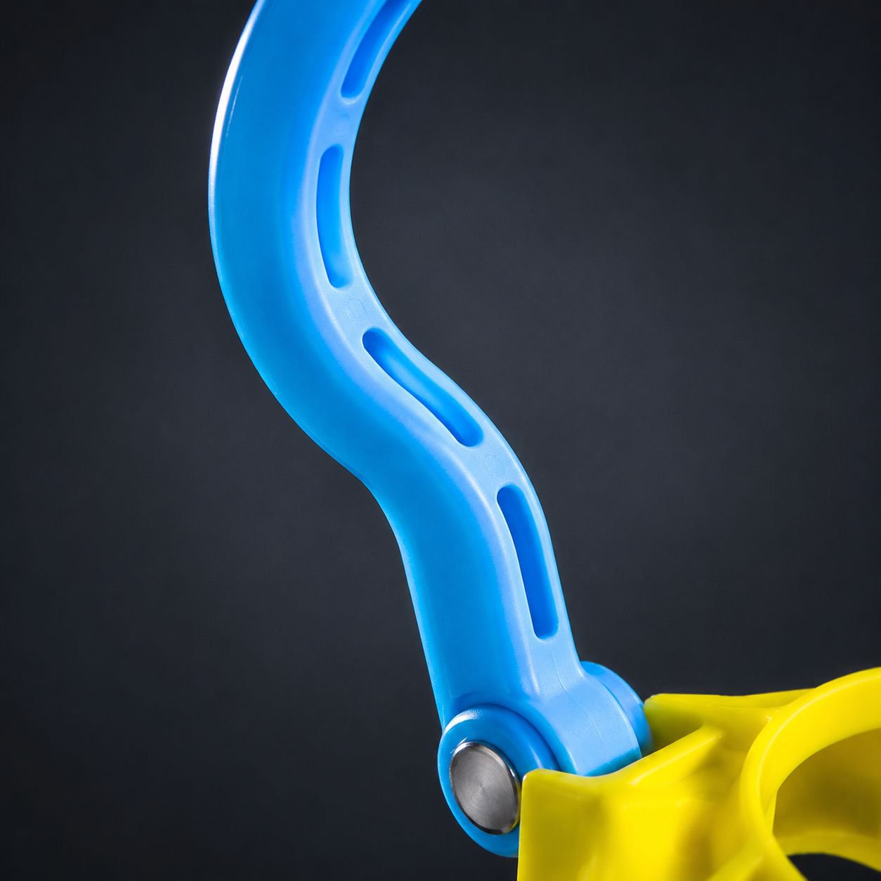 Comfort grip plastic handle for drinking bottles