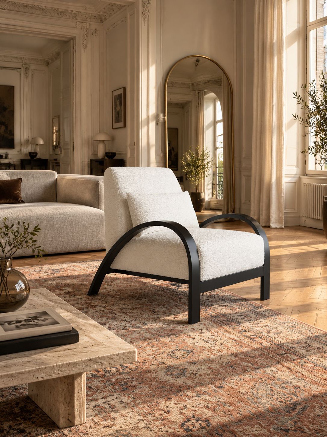 Fauteuil wabi-sabi luxueux dans un intérieur élégant et apaisant