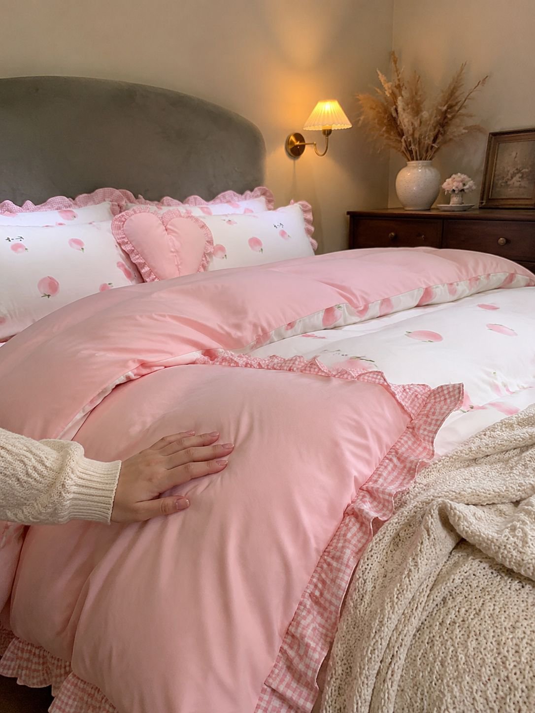 Double bed cotton bedding set with princess style details