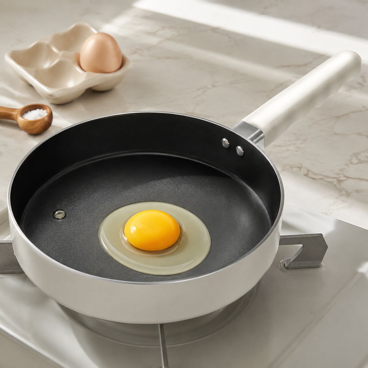 Non-stick pan for everyday kitchen use