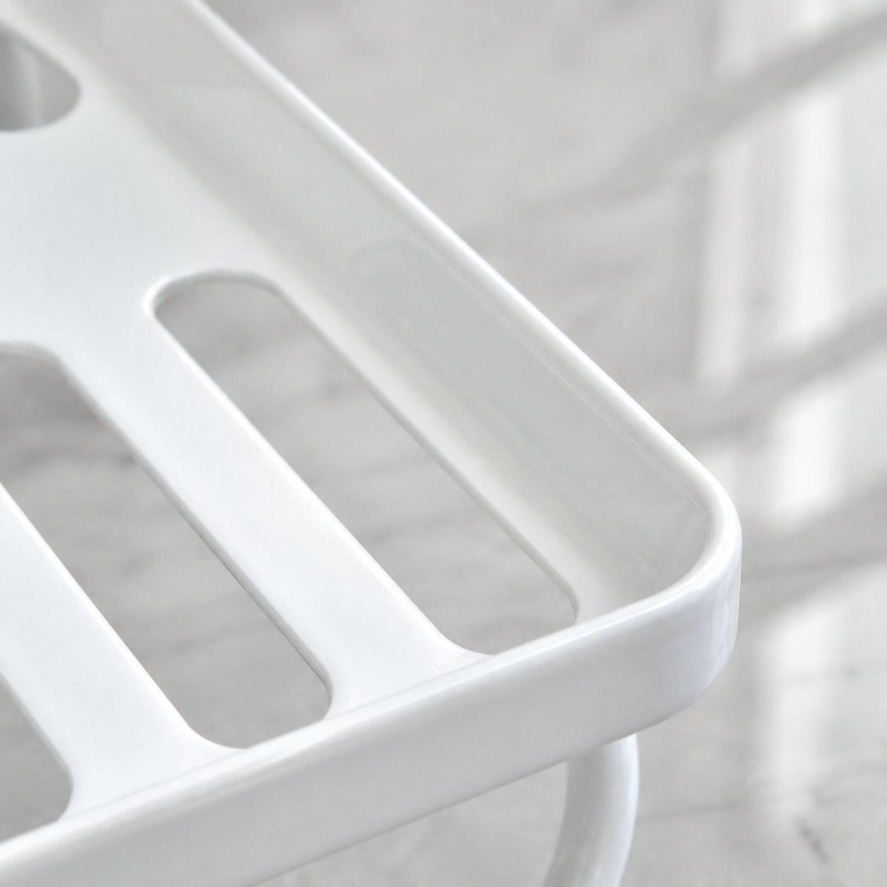 Praktisches Regal für Armaturen und Spülbecken