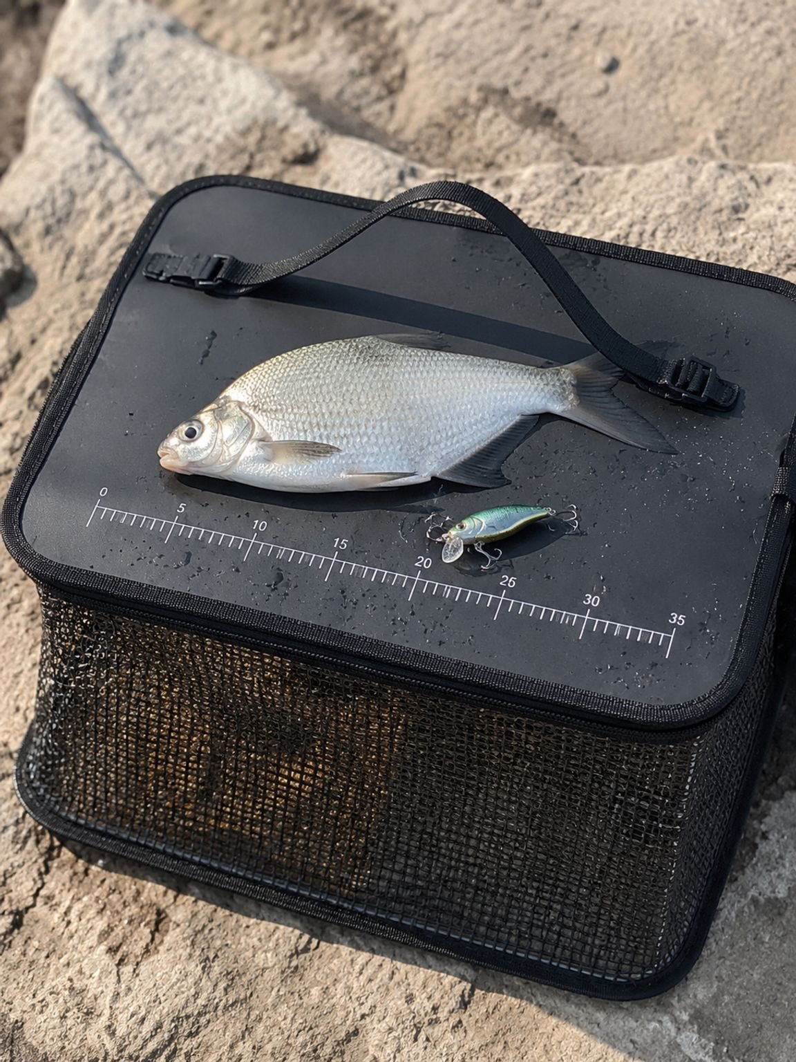 Rock fishing lure fish guard floating water foldable portable sea defense hook quick-drying fish gua