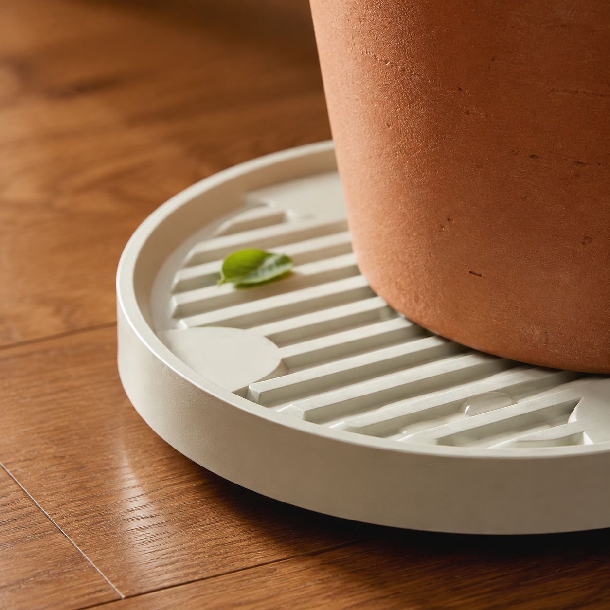 Outdoor plant pot holder with strong rolling base