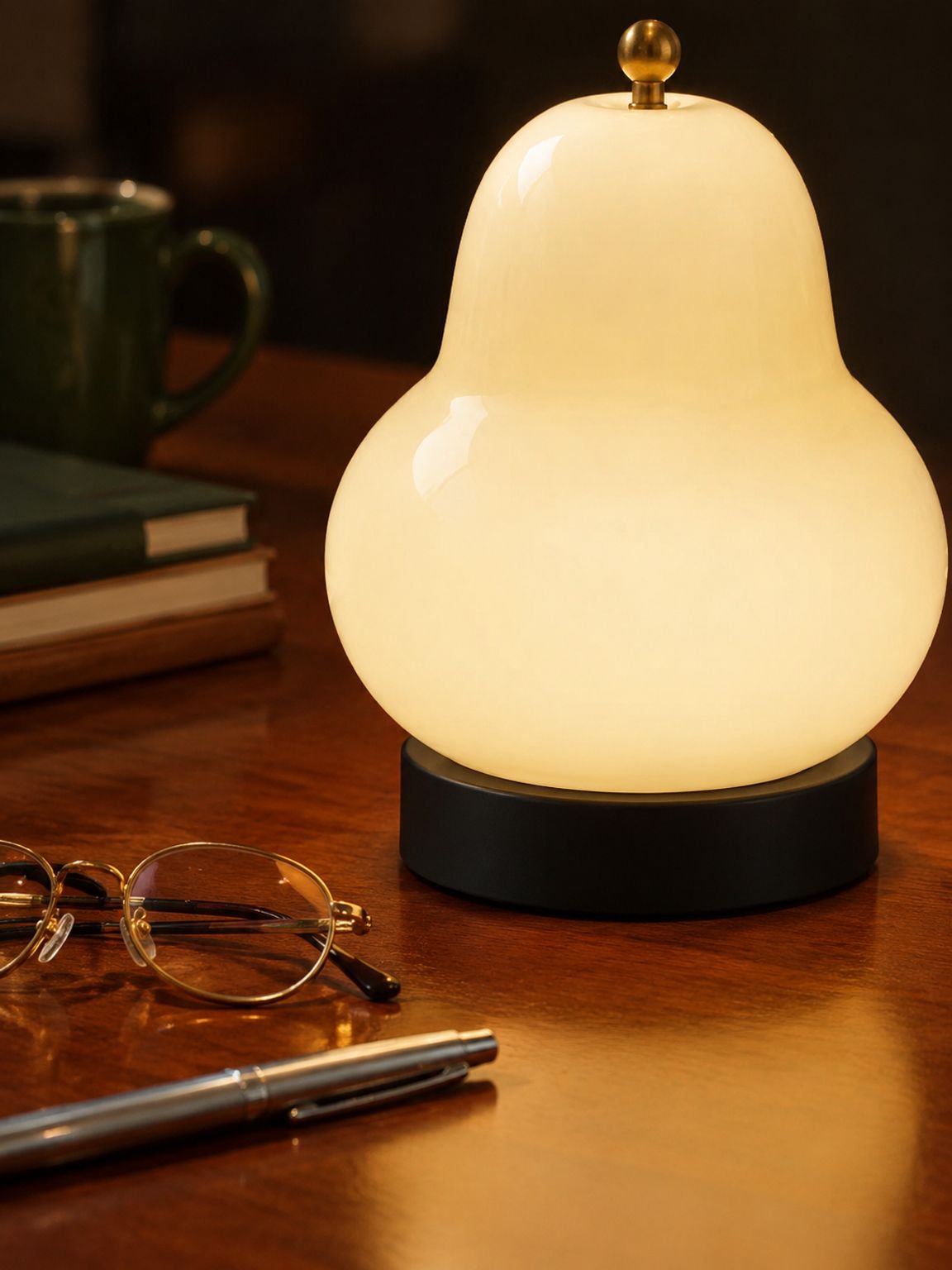 Retro Nachttischlampe mit cremefarbenem Lampenschirm für stilvolle Raumgestaltung