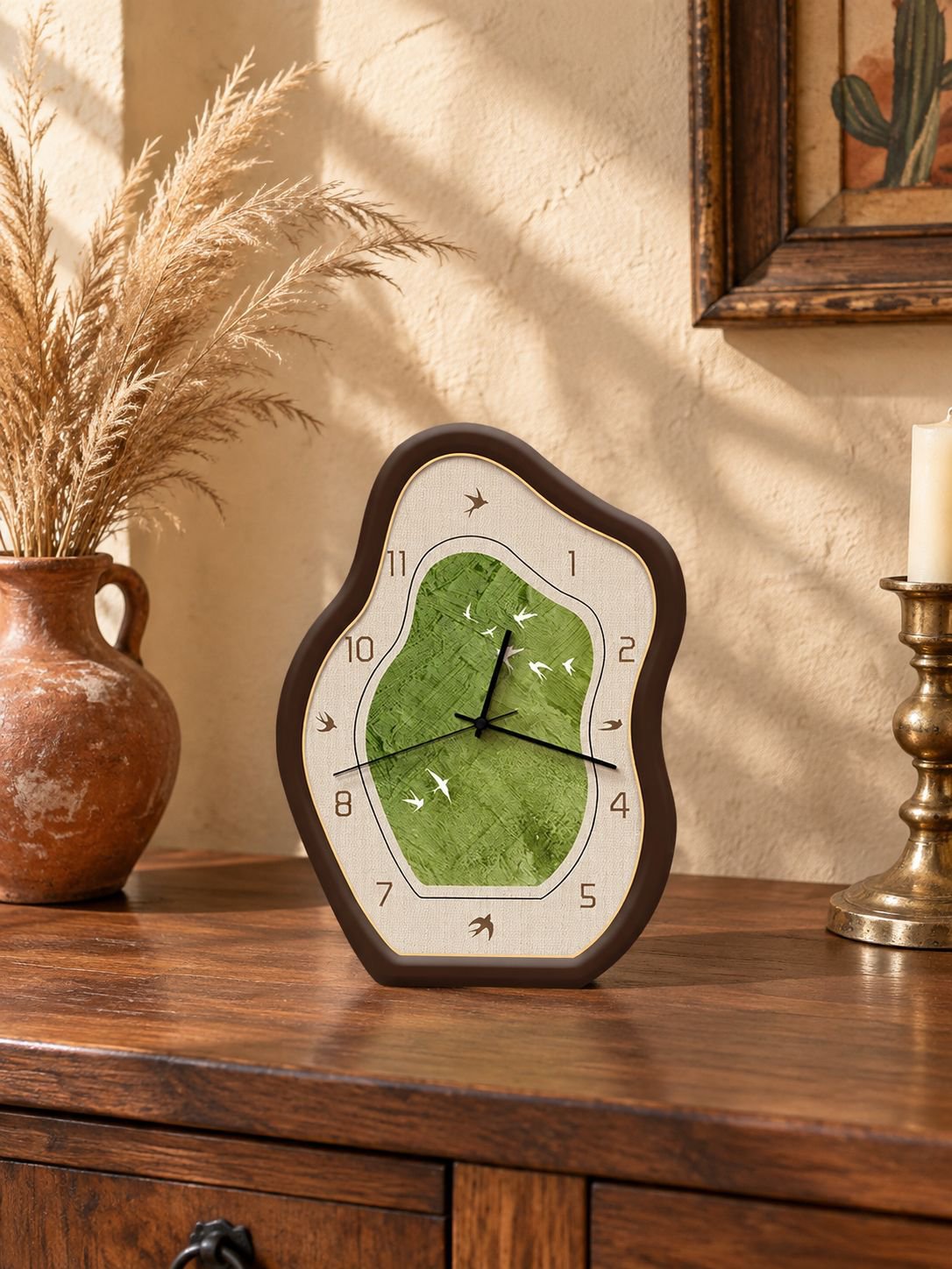 Reloj de mesa decorativo con paisaje verde