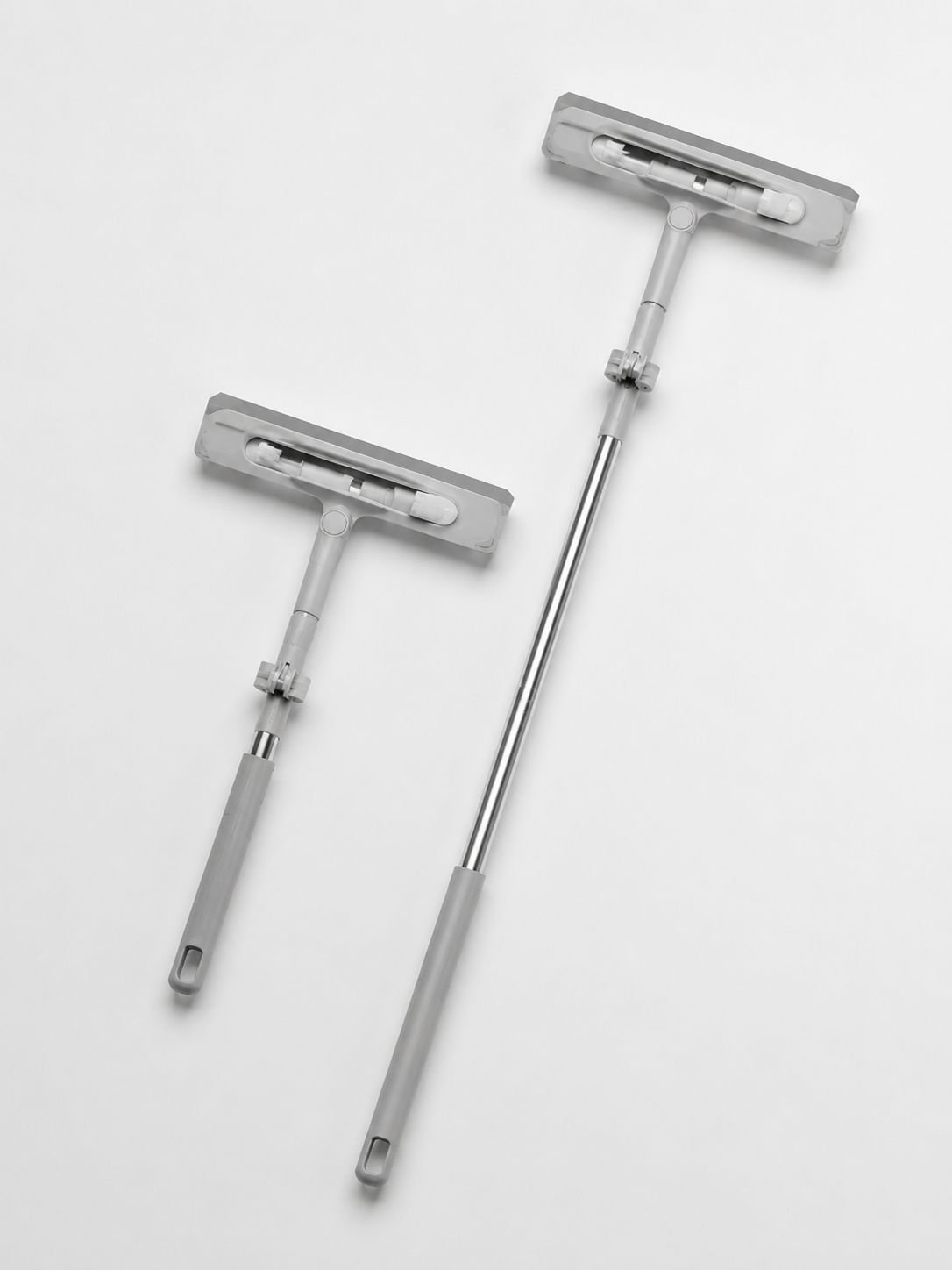 Cleaning mirrors with the dual-omnidirectional glass cleaner