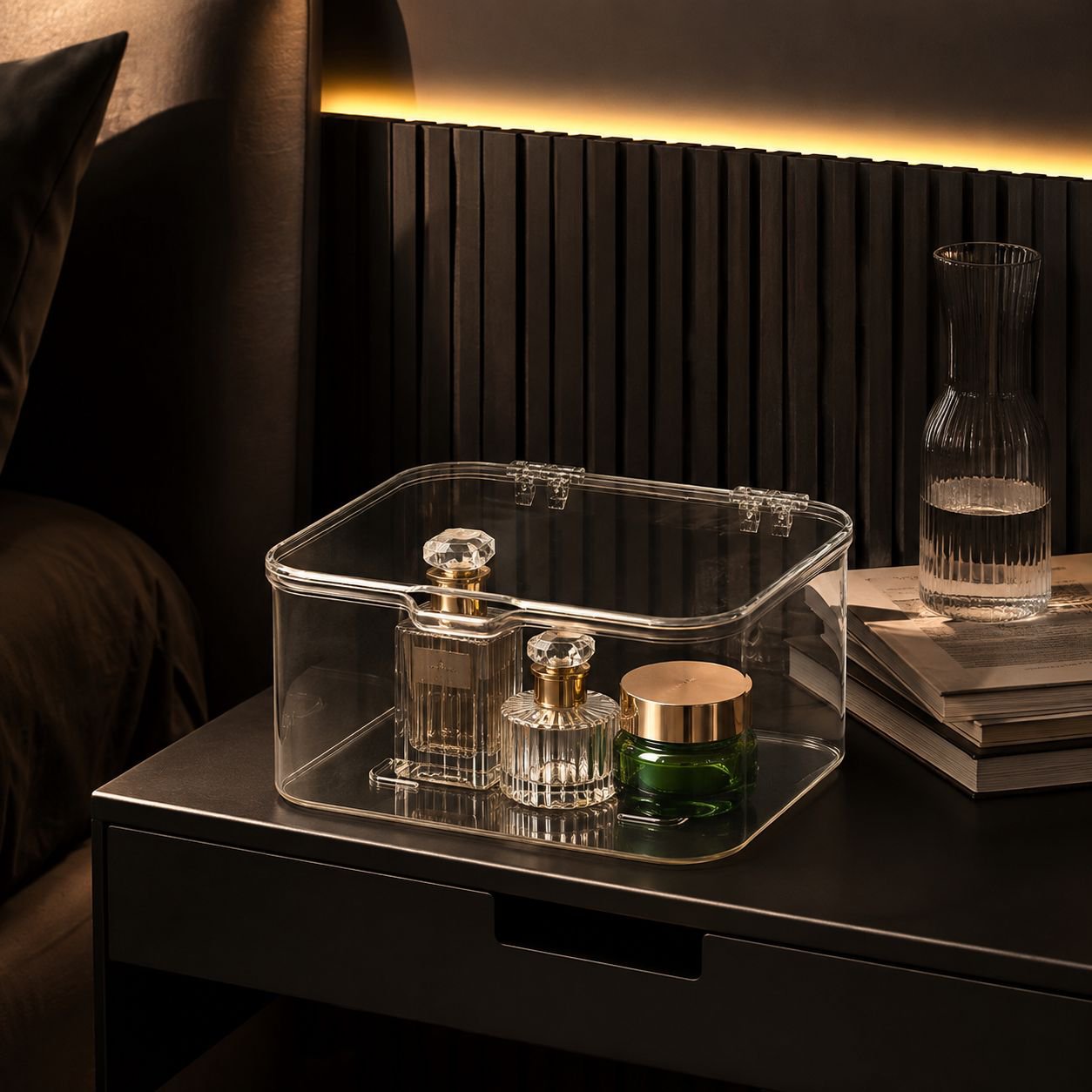 Makeup organizer box with dustproof lid