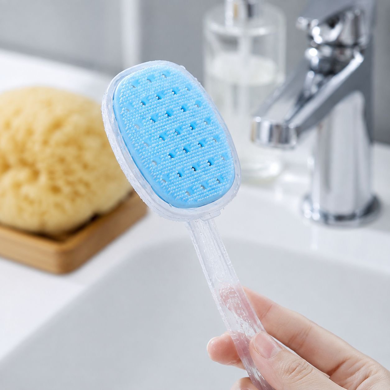 Easy-to-use back cleaning brush for shower