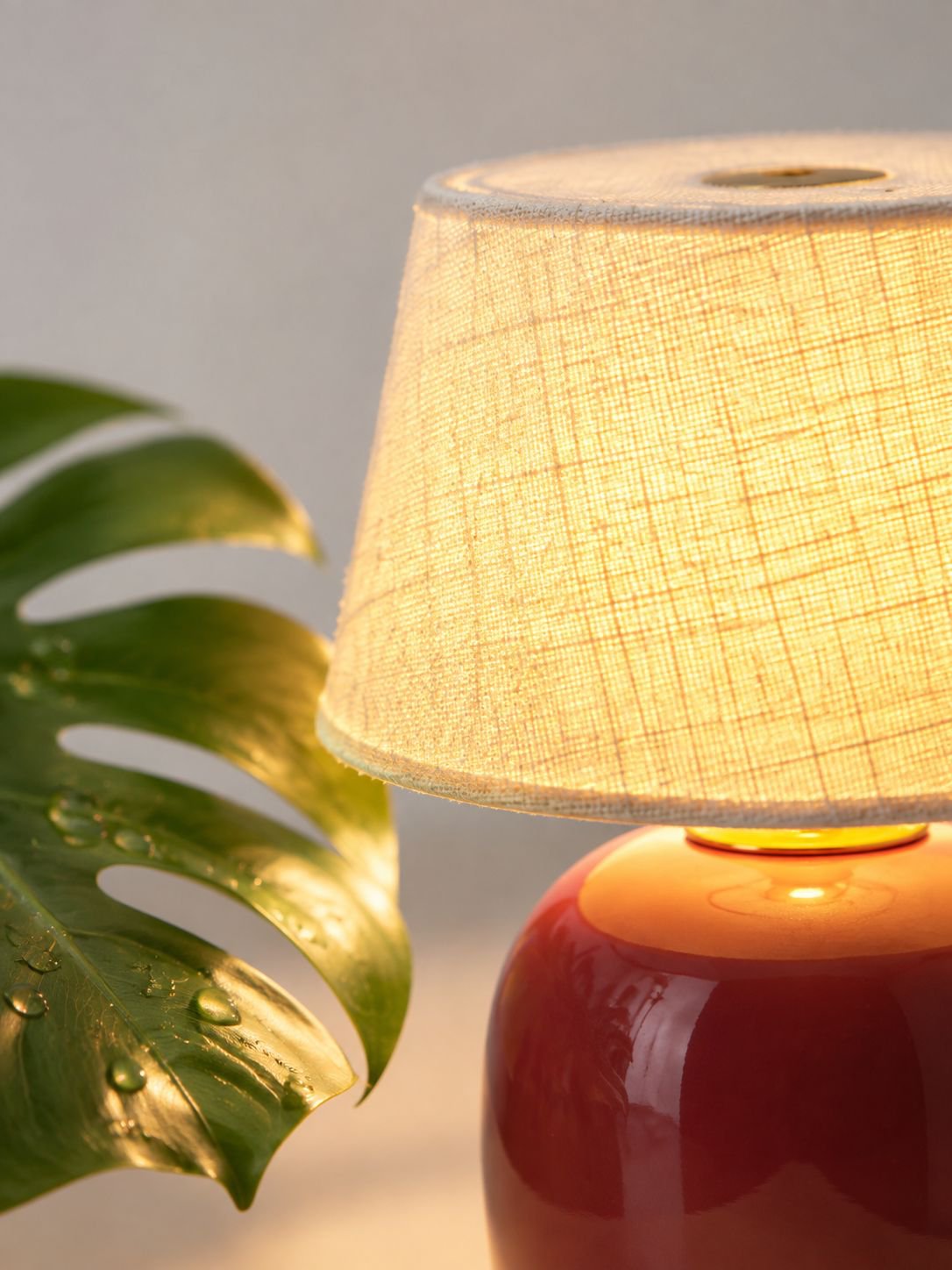 Wiederaufladbare französische Retro-Nachttischlampe auf Nachttisch