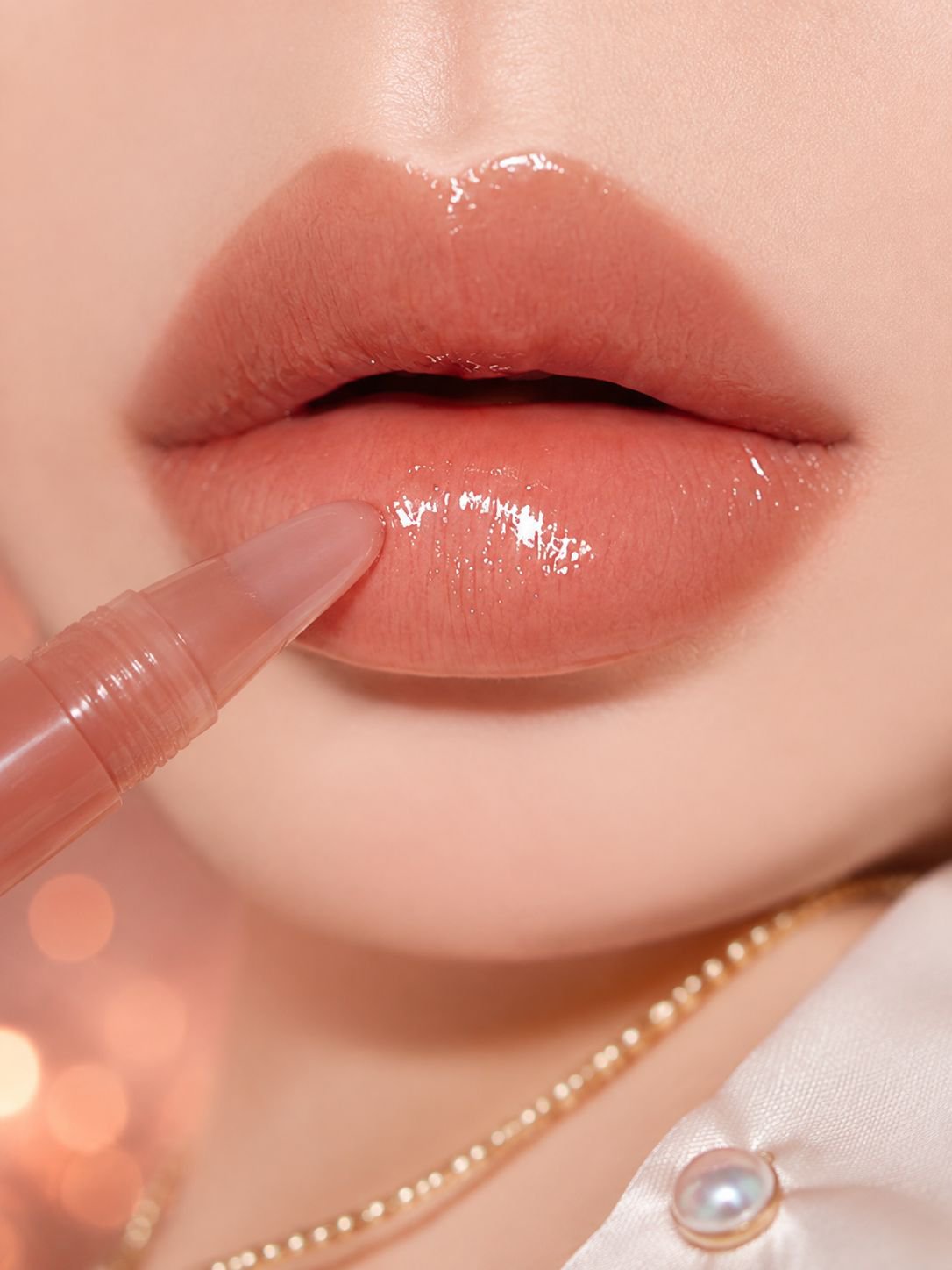 Long-lasting fade-proof lip gloss for full lips