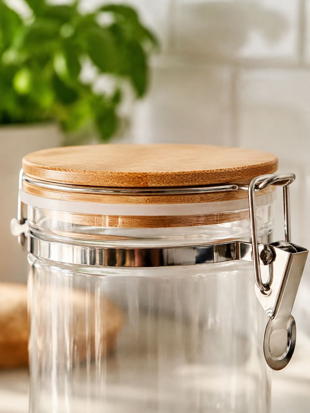 Contenedor transparente para granos y cereales en cocina moderna