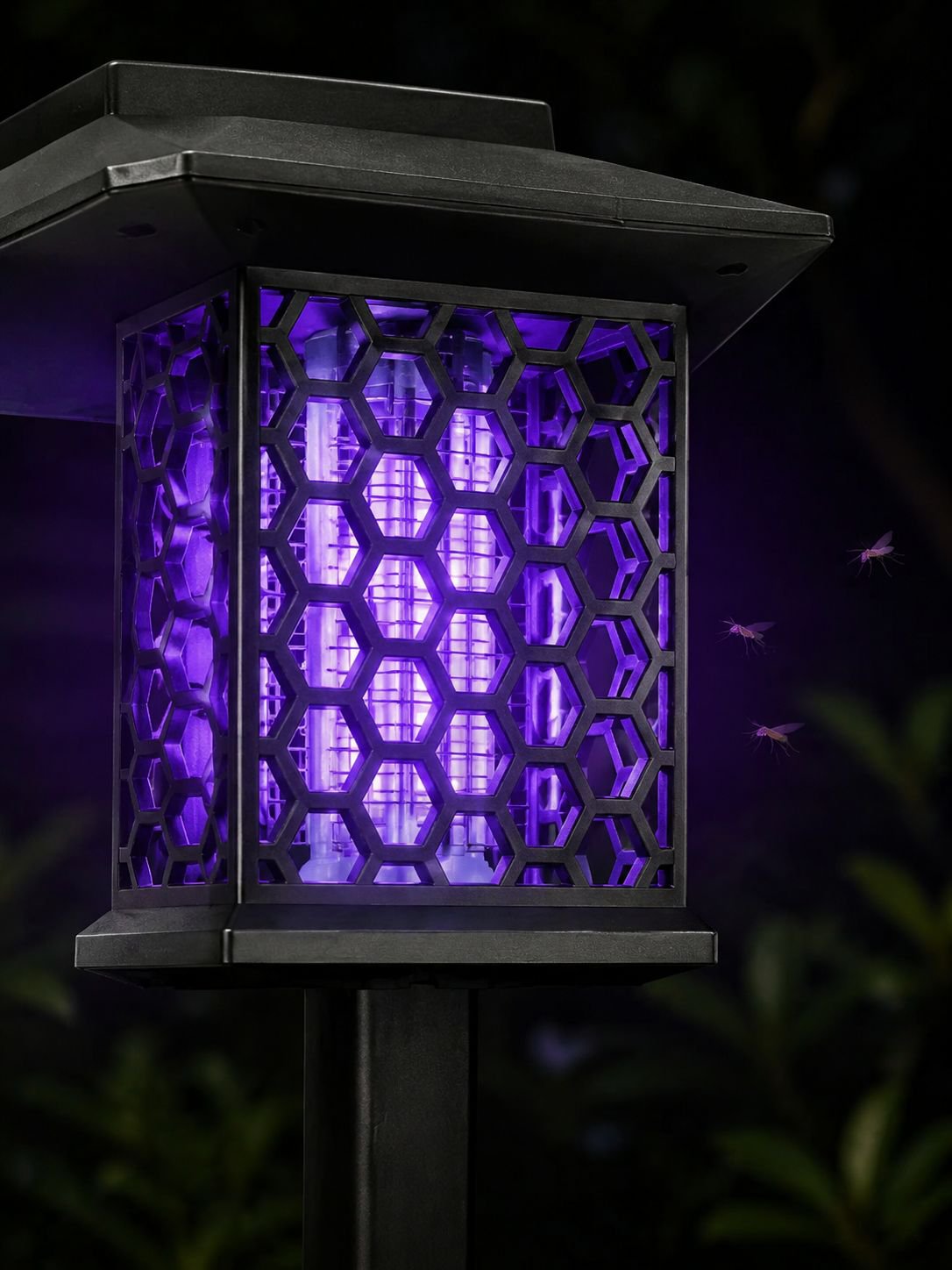Solar powered waterproof garden light for villa courtyard