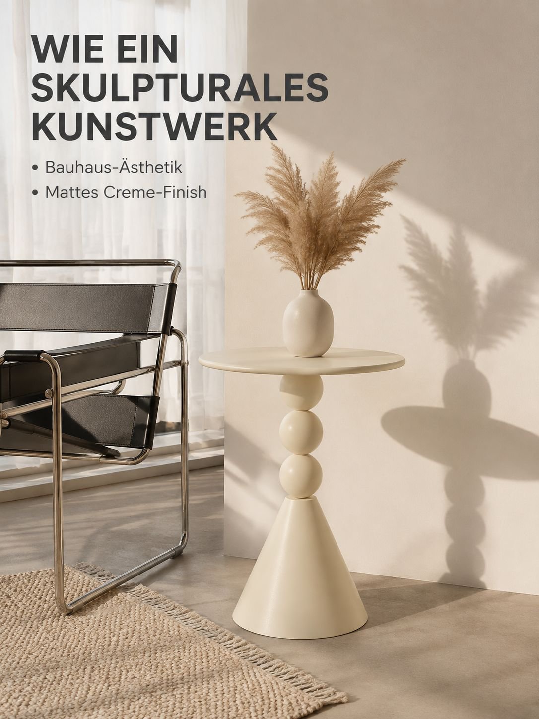 Cremefarbener Sofa-Beistelltisch im modernen Wohnzimmer
