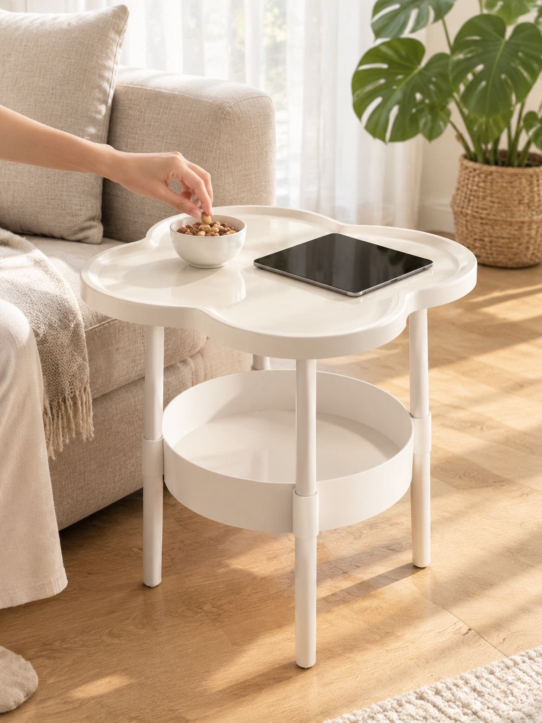 Mobiler Beistelltisch neben Sofa im Wohnzimmer