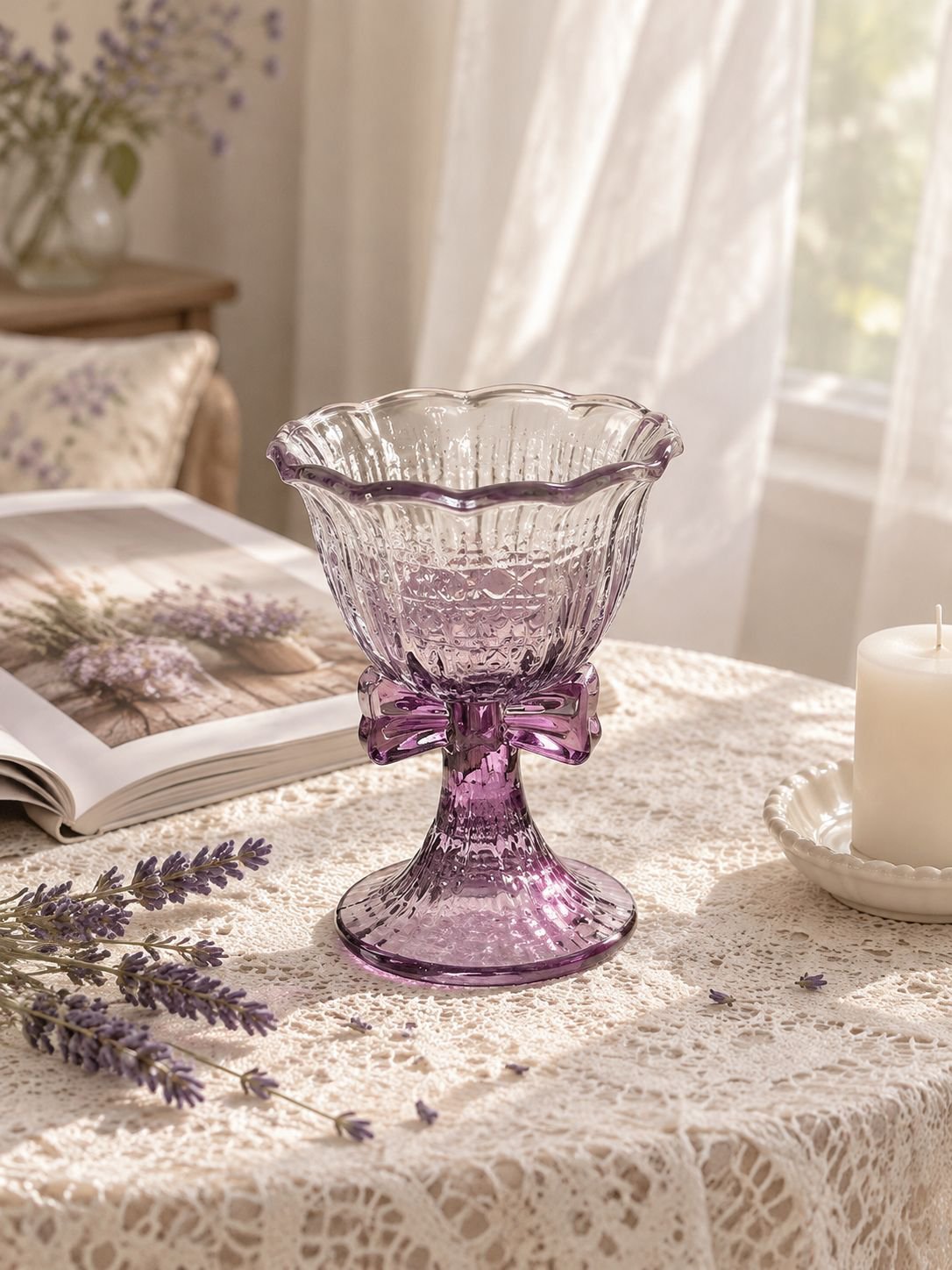 Vaso de cristal con lazo violeta, ideal para fiestas