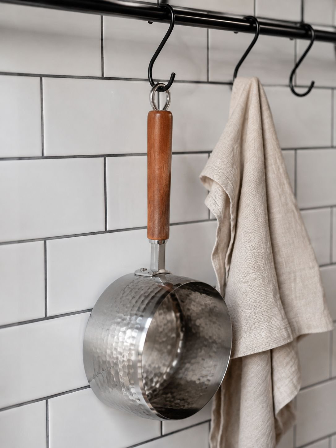 Dekorativer Metalltopf im minimalistischen Look
