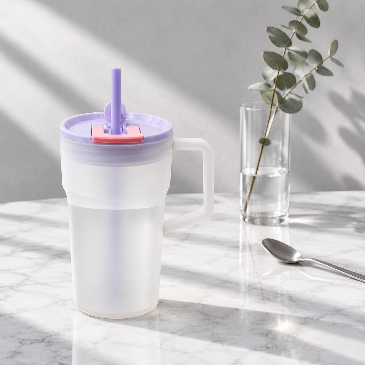 Stylischer Becher mit zwei Trinköffnungen und Strohhalm