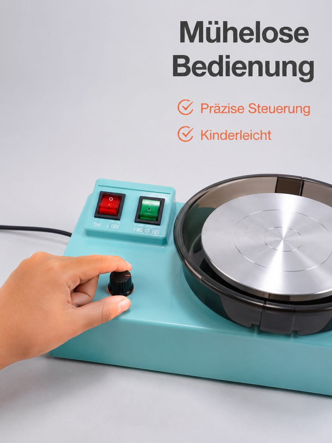 Kinder töpfern mit elektrischer Töpferscheibe