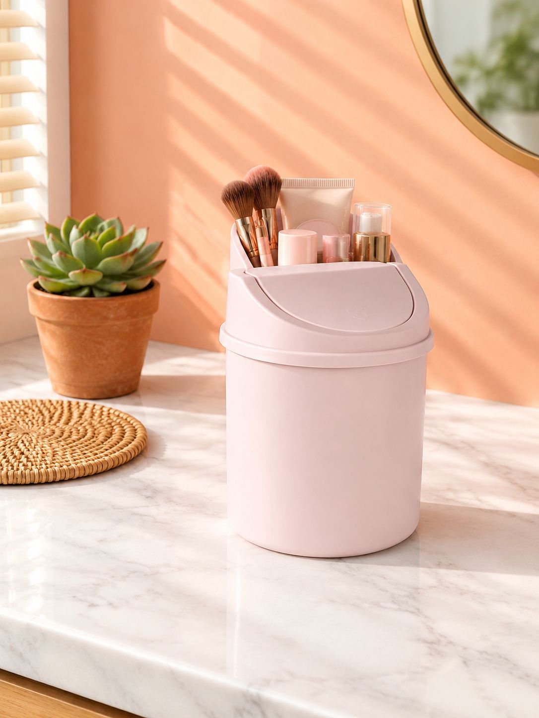 Cubo de basura compacto y moderno para tocador