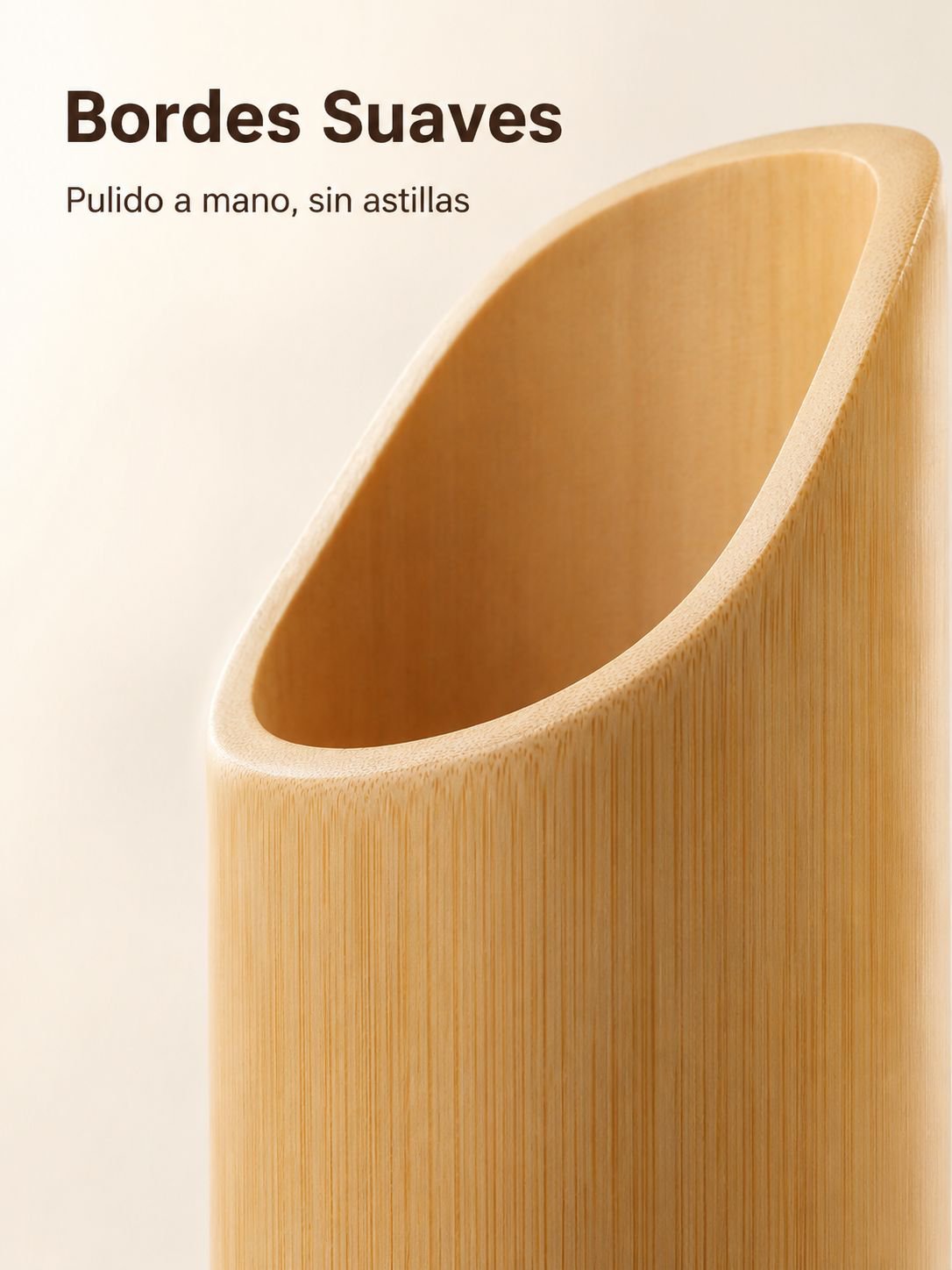 Detalle del acabado natural del soporte de bambú para cubiertos