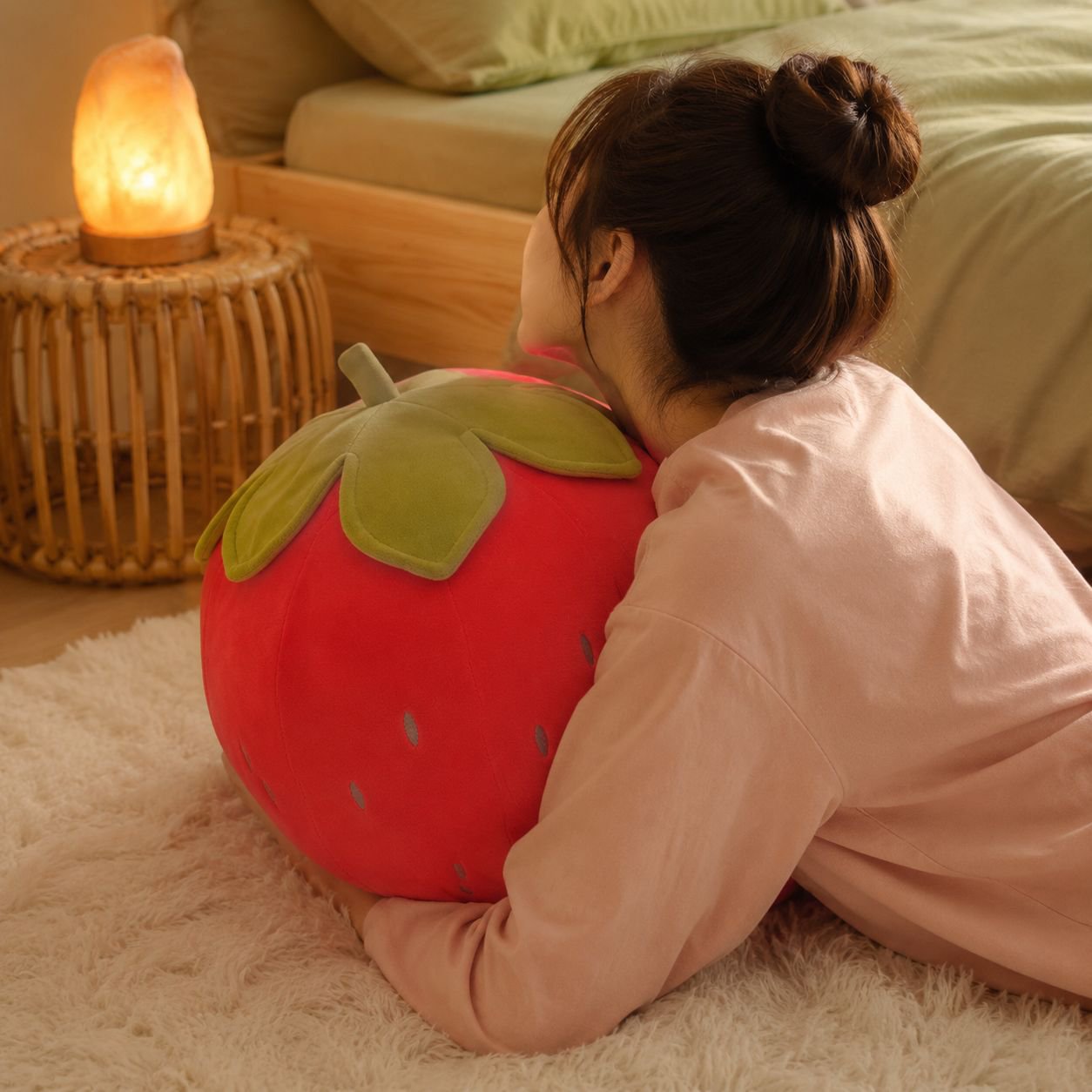 Almohada de peluche con diseño de fresa linda