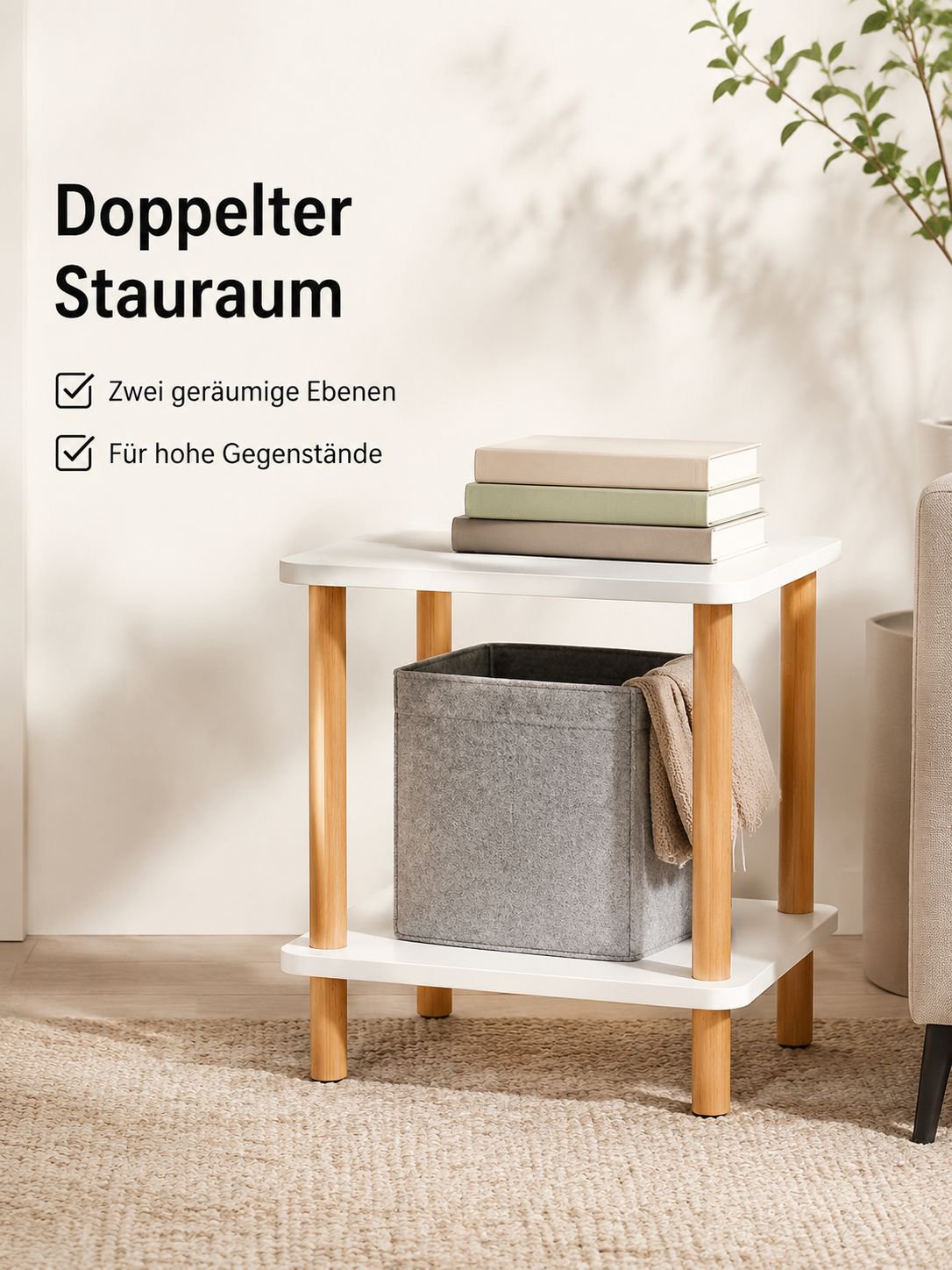 Kleiner Tisch als praktische Ablage neben dem Bett