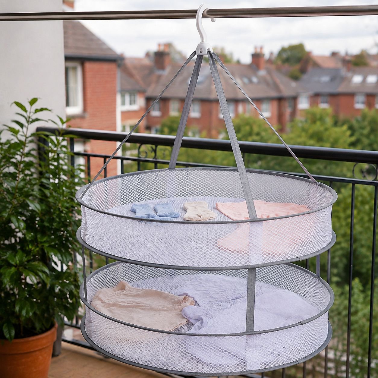 Efficient air drying basket for delicate garments