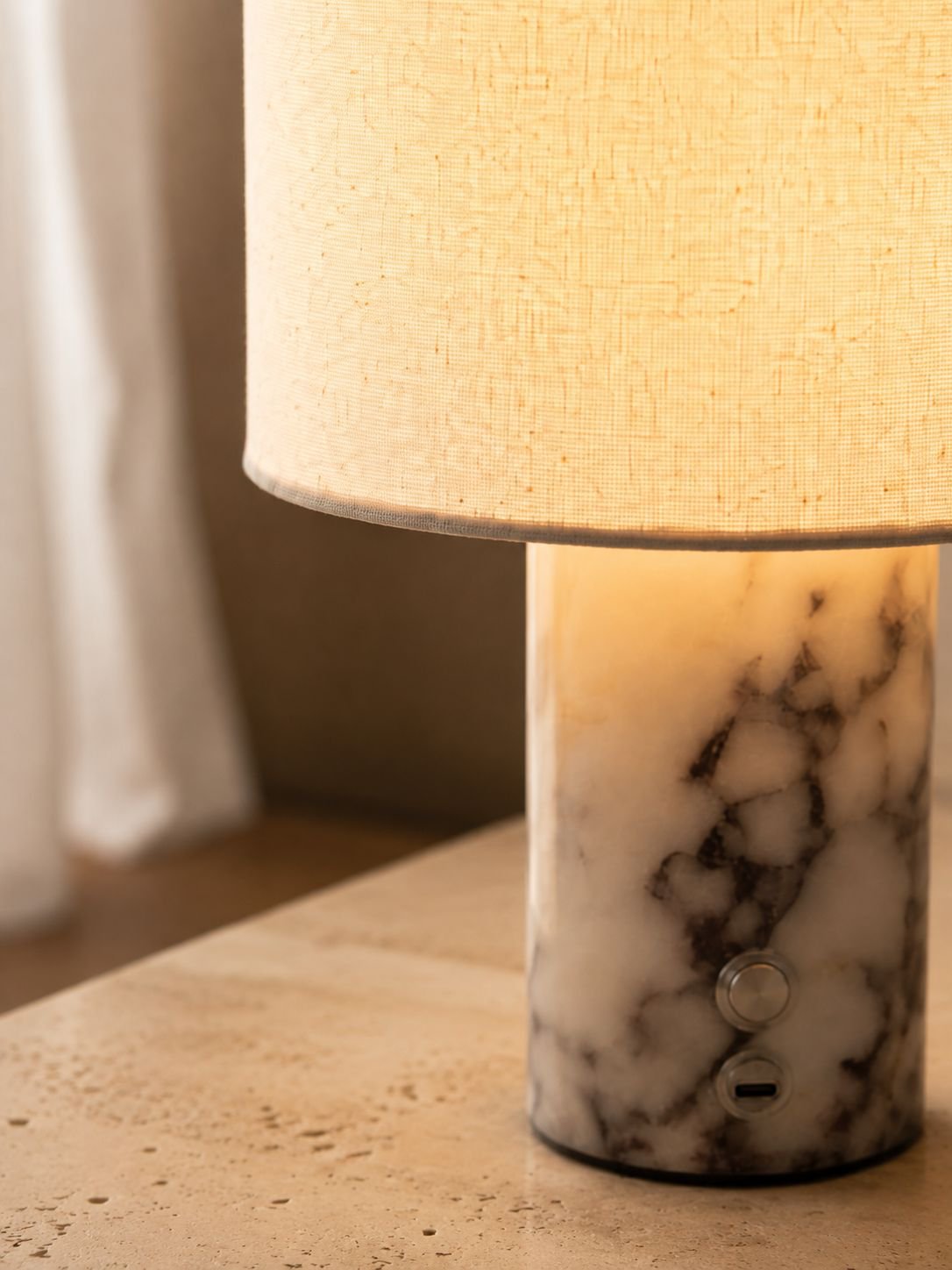 Lámpara LED recargable en mesa de noche de hotel