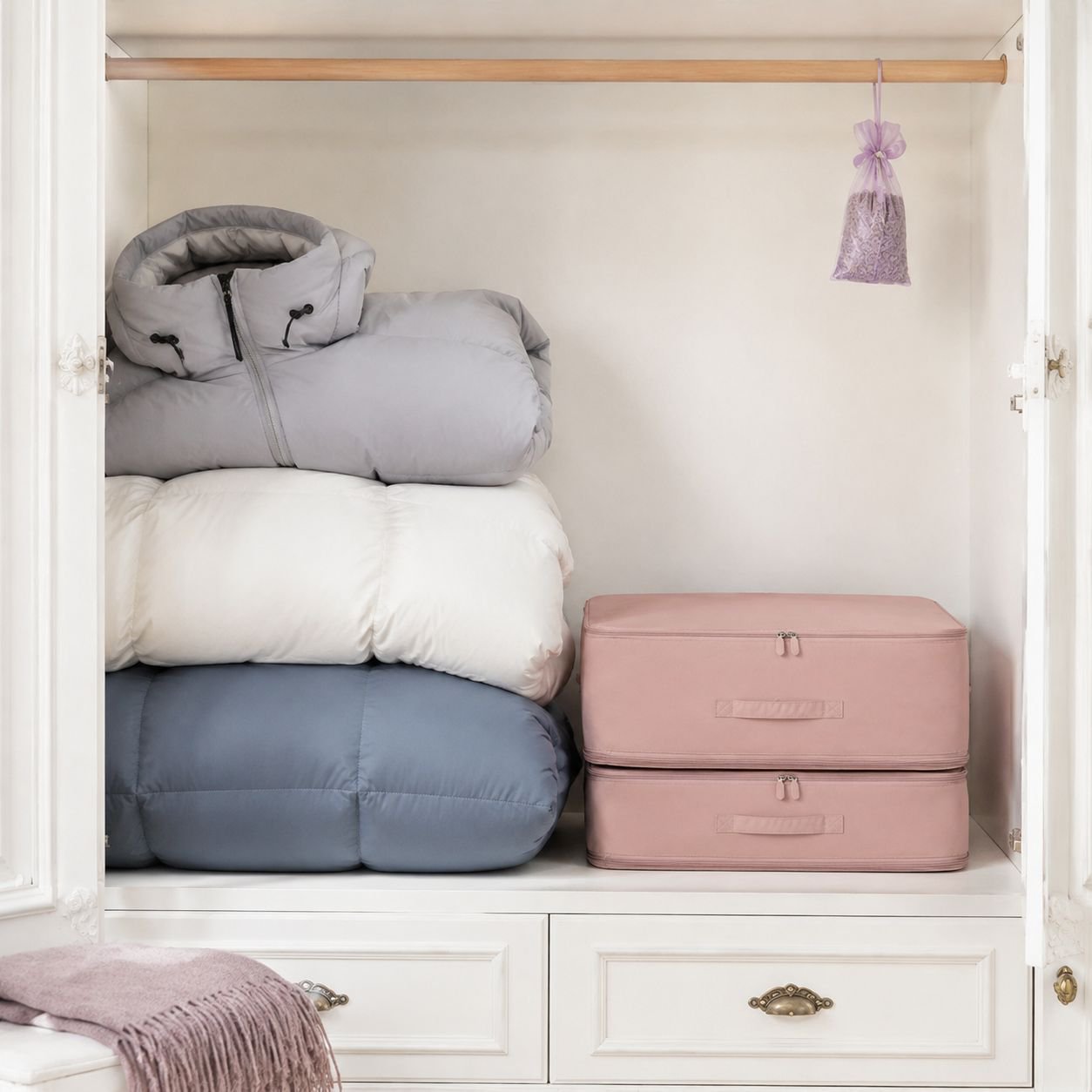 Rangement compact des vêtements saisonniers dans sacs sous vide