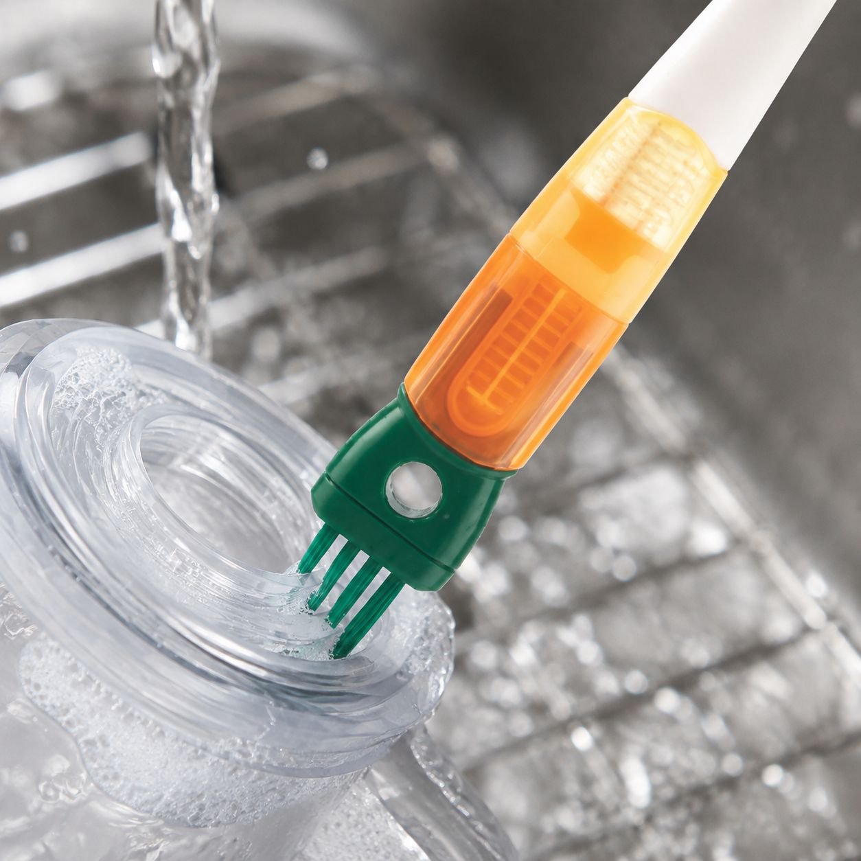 Ergonomic handle of the Magic Cup Cleaner for easy grip