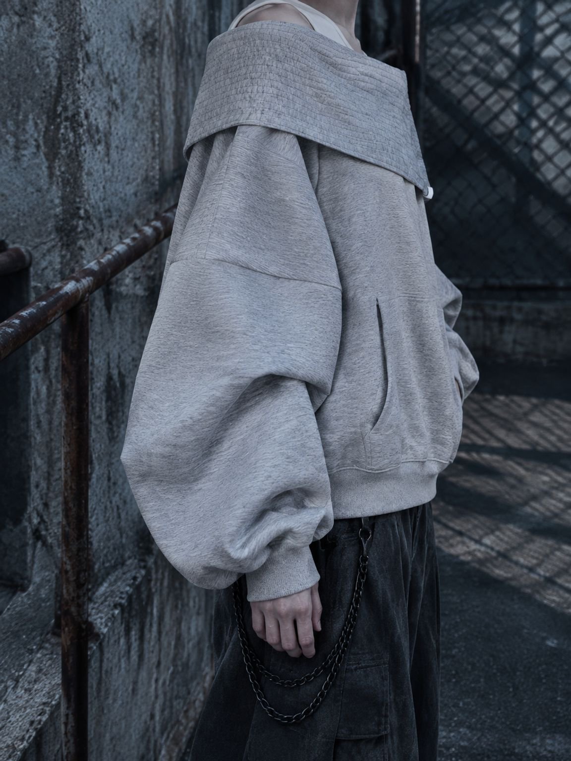 Damen Hoodie Grau im urbanen Dystopie-Stil