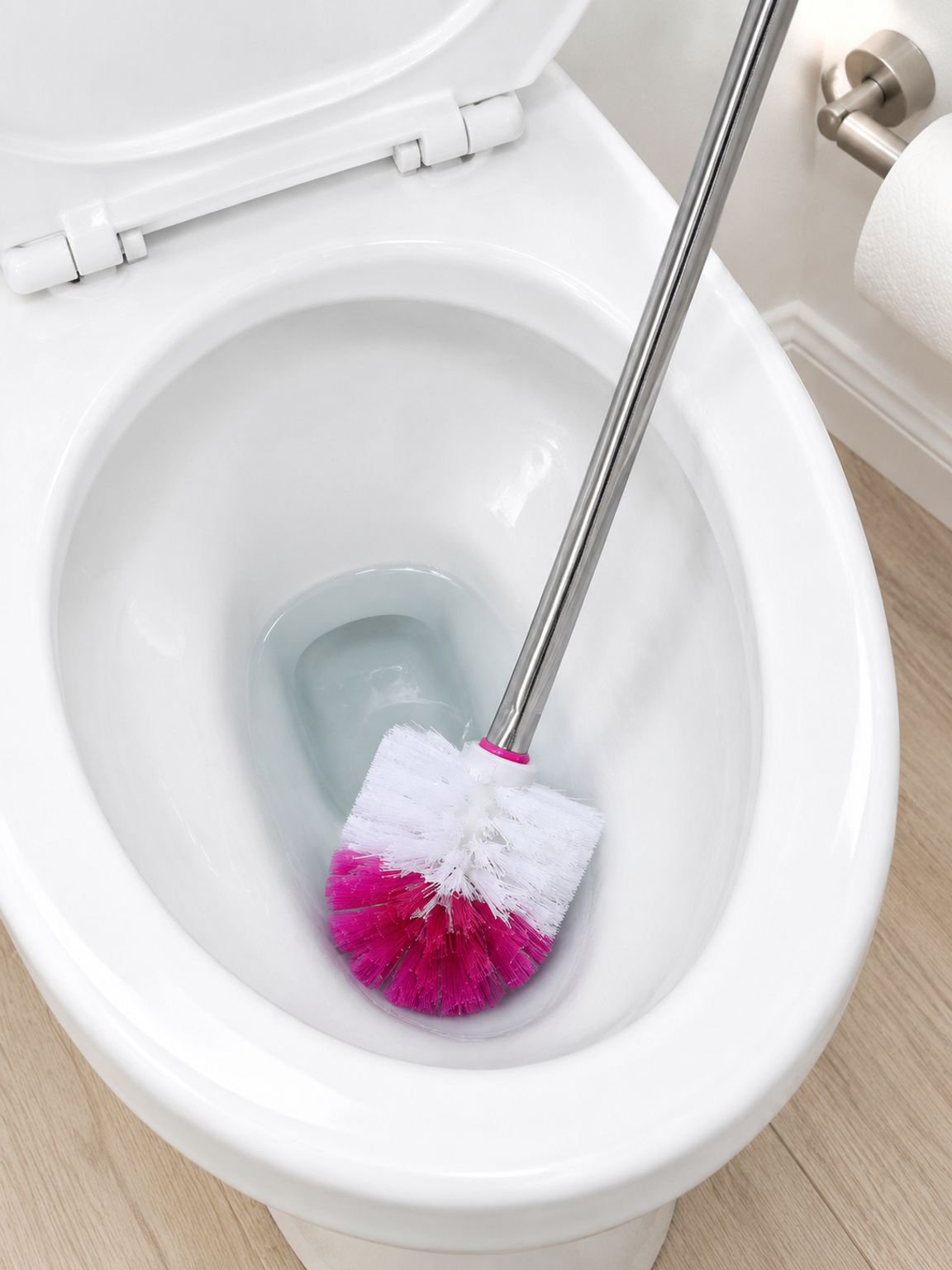 Vue complète de la brosse WC en acier inoxydable longue et pratique