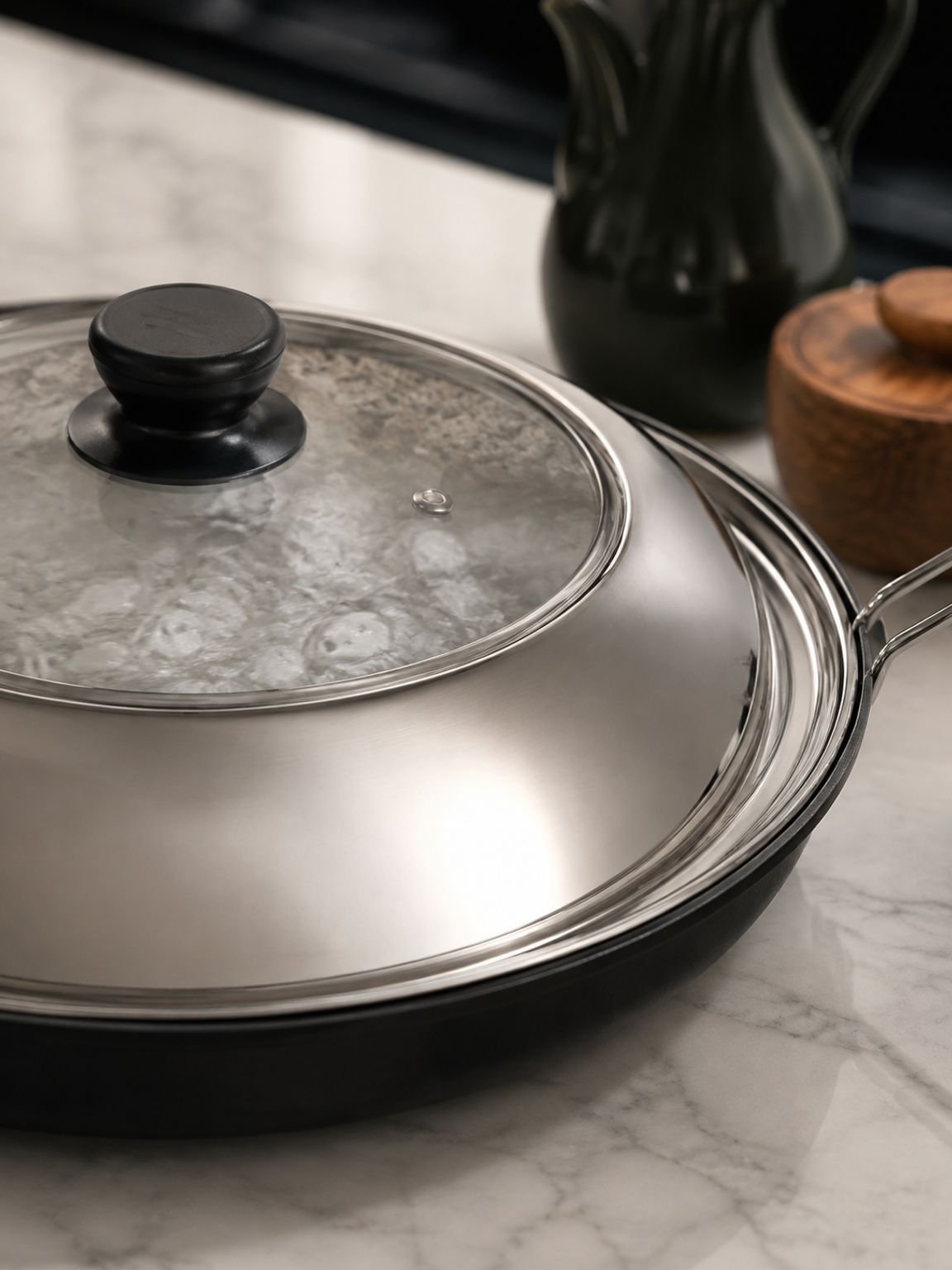 Tapa antiquemaduras con diseño visible para cocina doméstica
