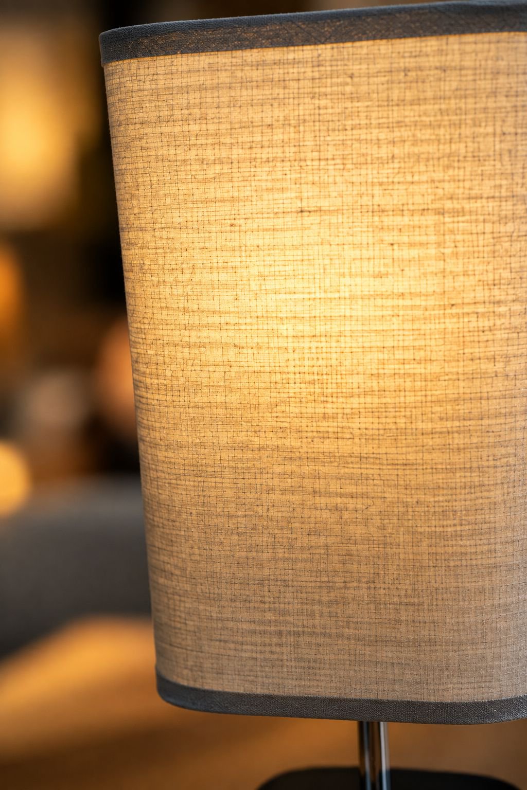 Moderne LED Tischleuchte mit privatem Modell