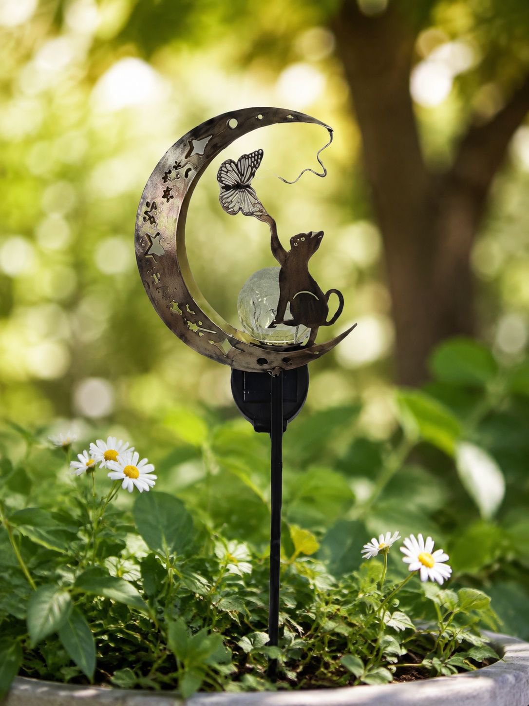 Solarlampe in Mondform als Gartendeko bei Nacht