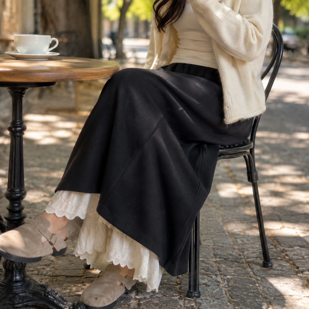 Pantalón-falda slim fit gris oscuro de encaje y borlas para mujer