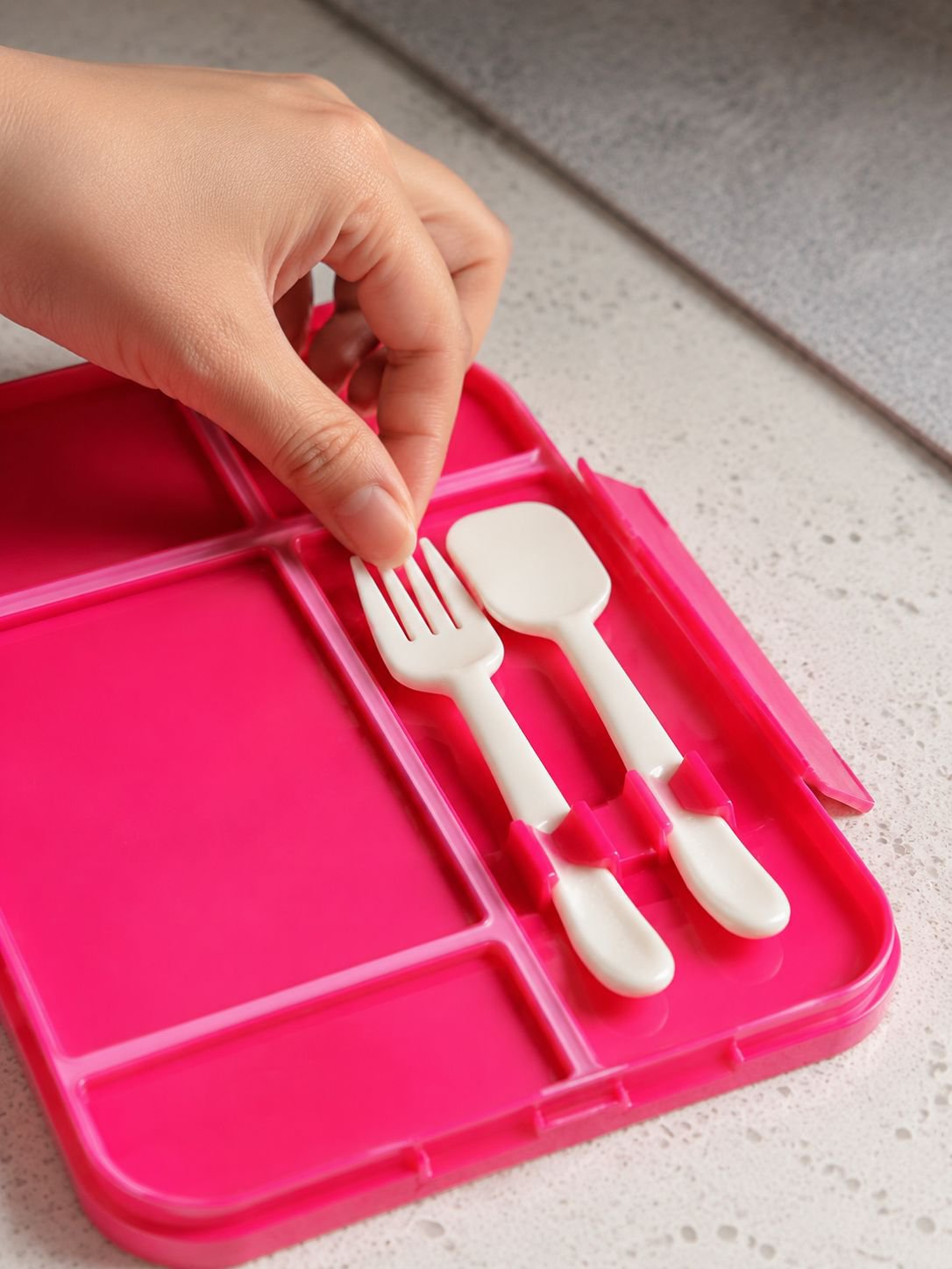 Lunchbox met bestek voor maaltijdvoorbereiding en meal prep