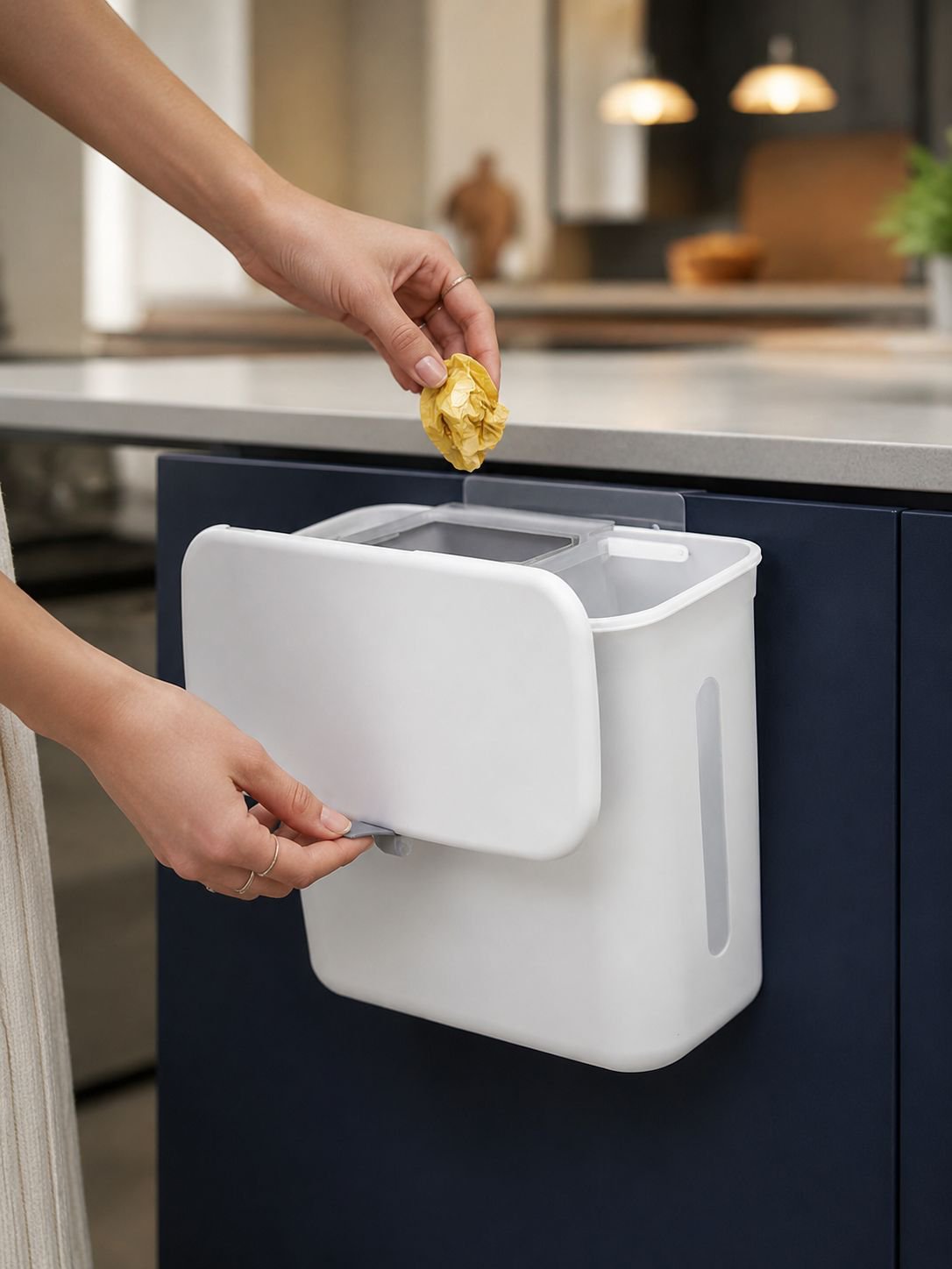 Cubo colgante para clasificación de residuos en la cocina