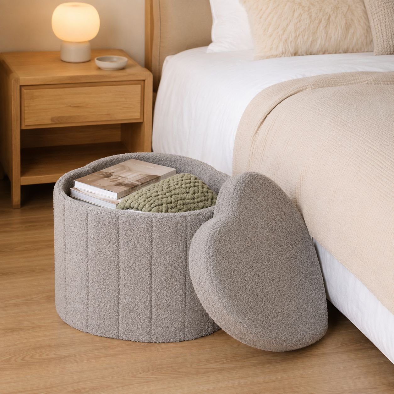 Taburete pequeño con almacenamiento en forma de corazón