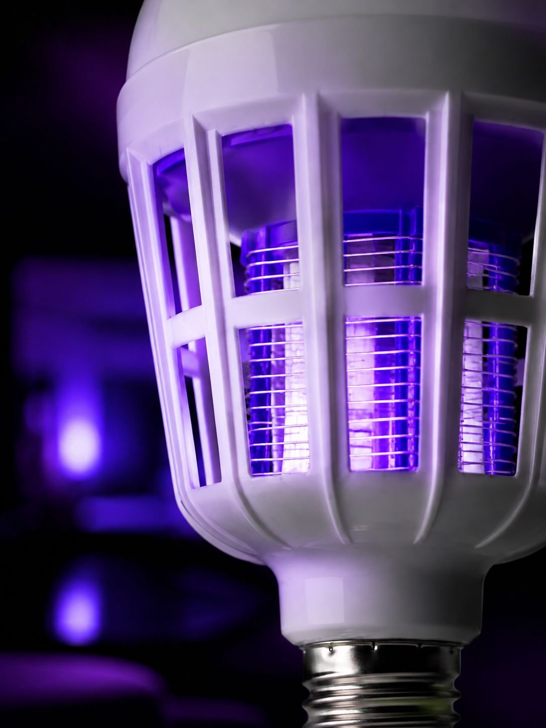 Vista cercana de la luz LED repelente de mosquitos
