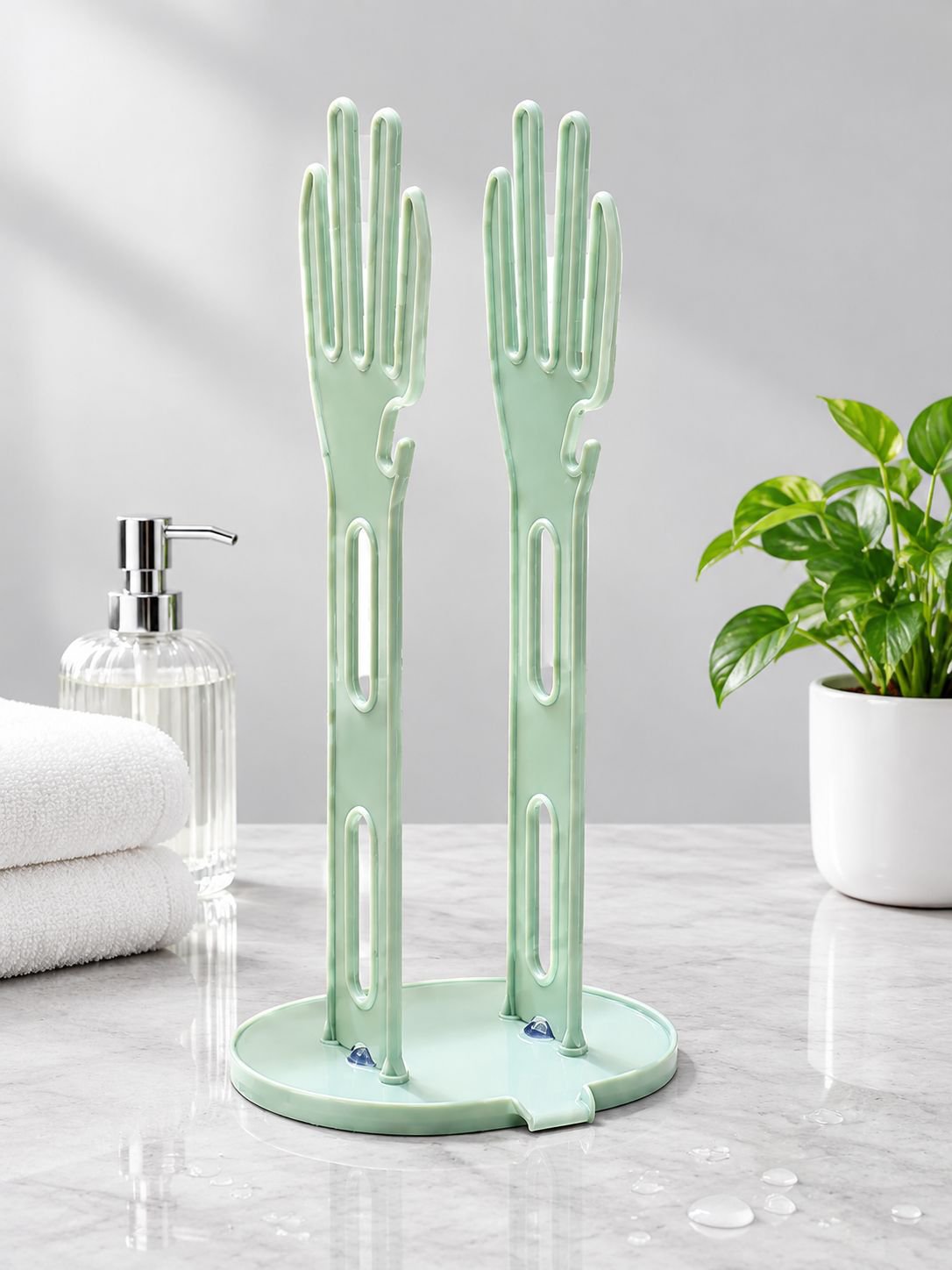 Escurridor con ventosa para guantes de limpieza instalado en cocina