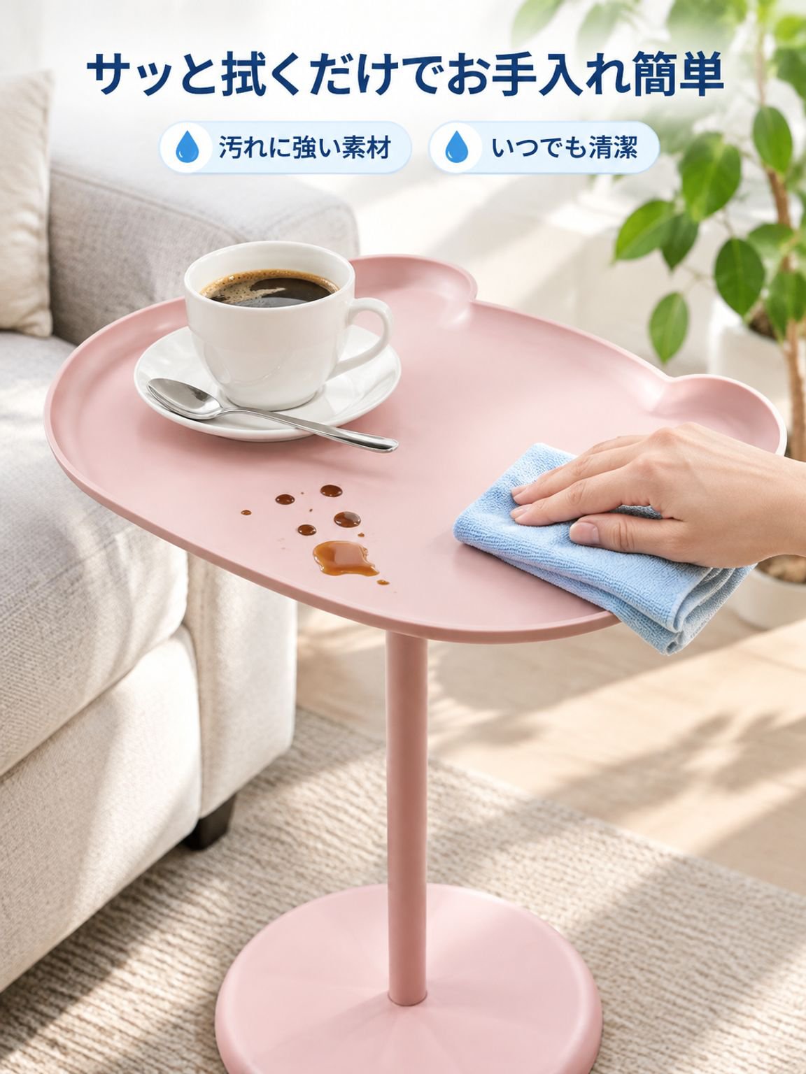 クマの置物付きサイドテーブル
